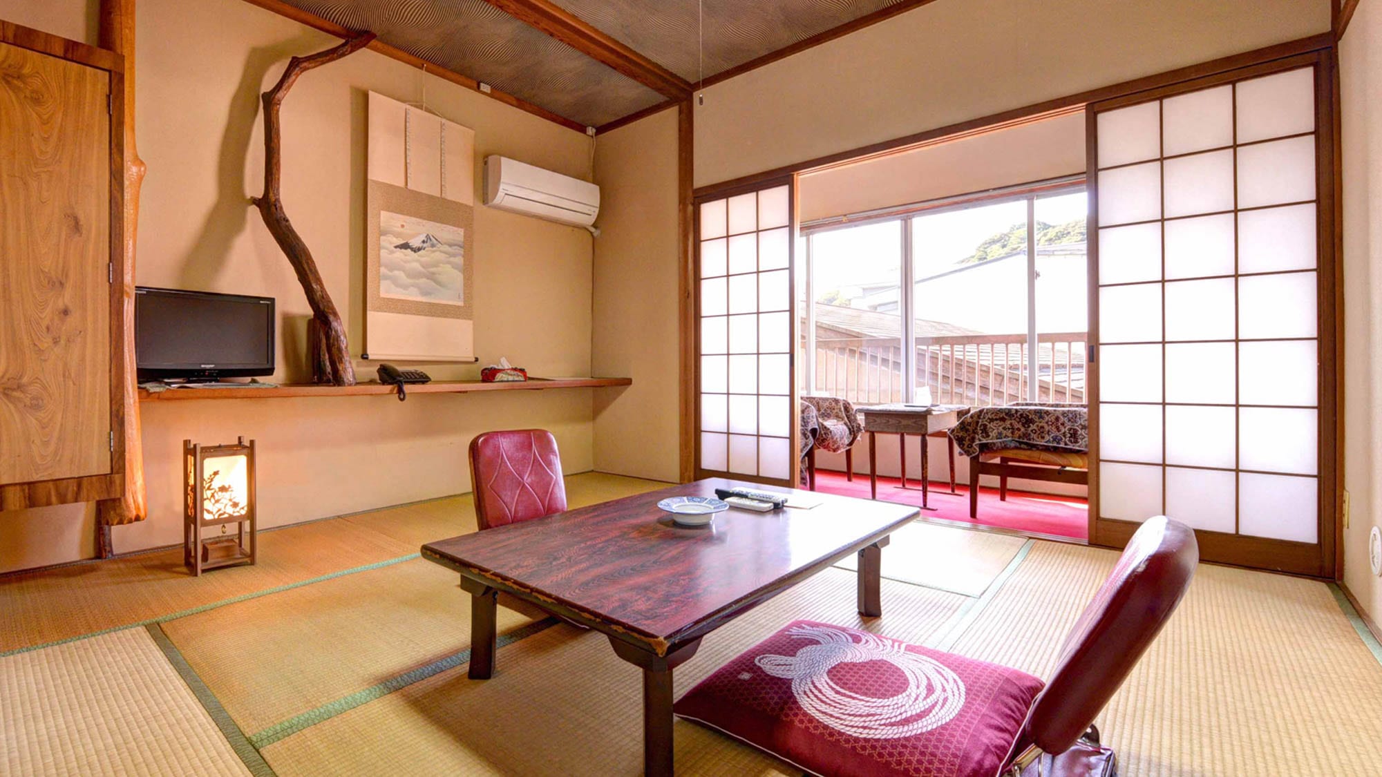 *Japanese-style room with 6 tatami mats (example of guest room) / Recommended for groups and families! Relax in a room with the faint scent of tatami mats.