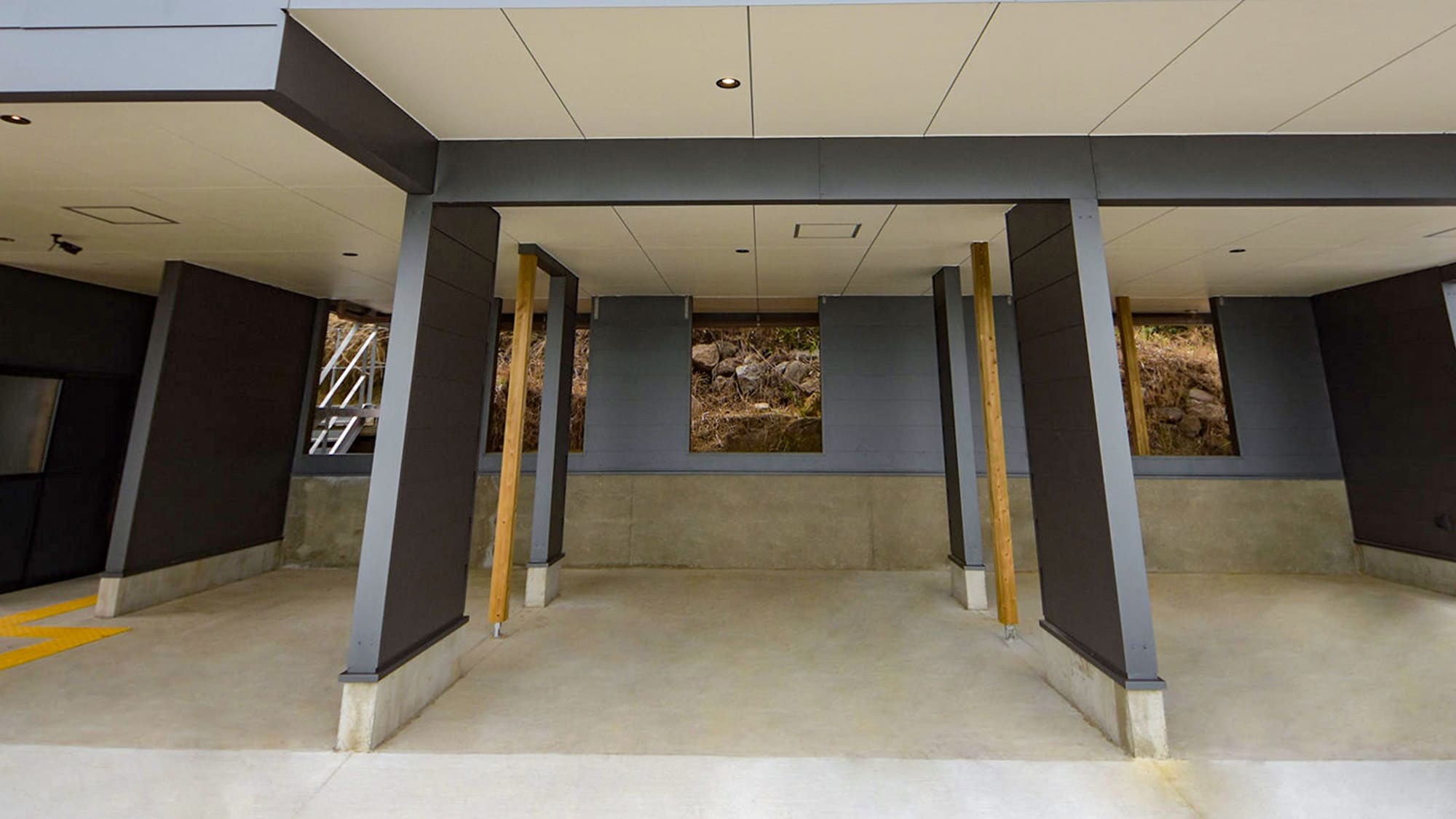 ・The first floor of the building is a parking space.