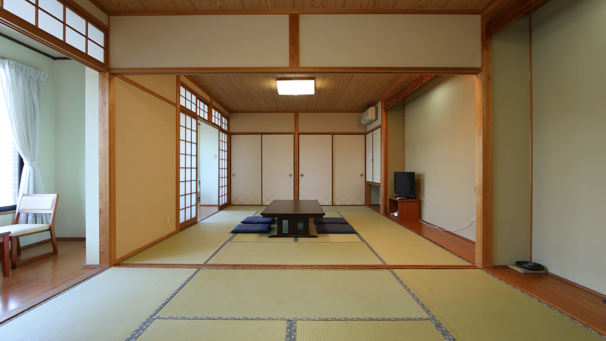 A spacious Japanese-style room for groups♪