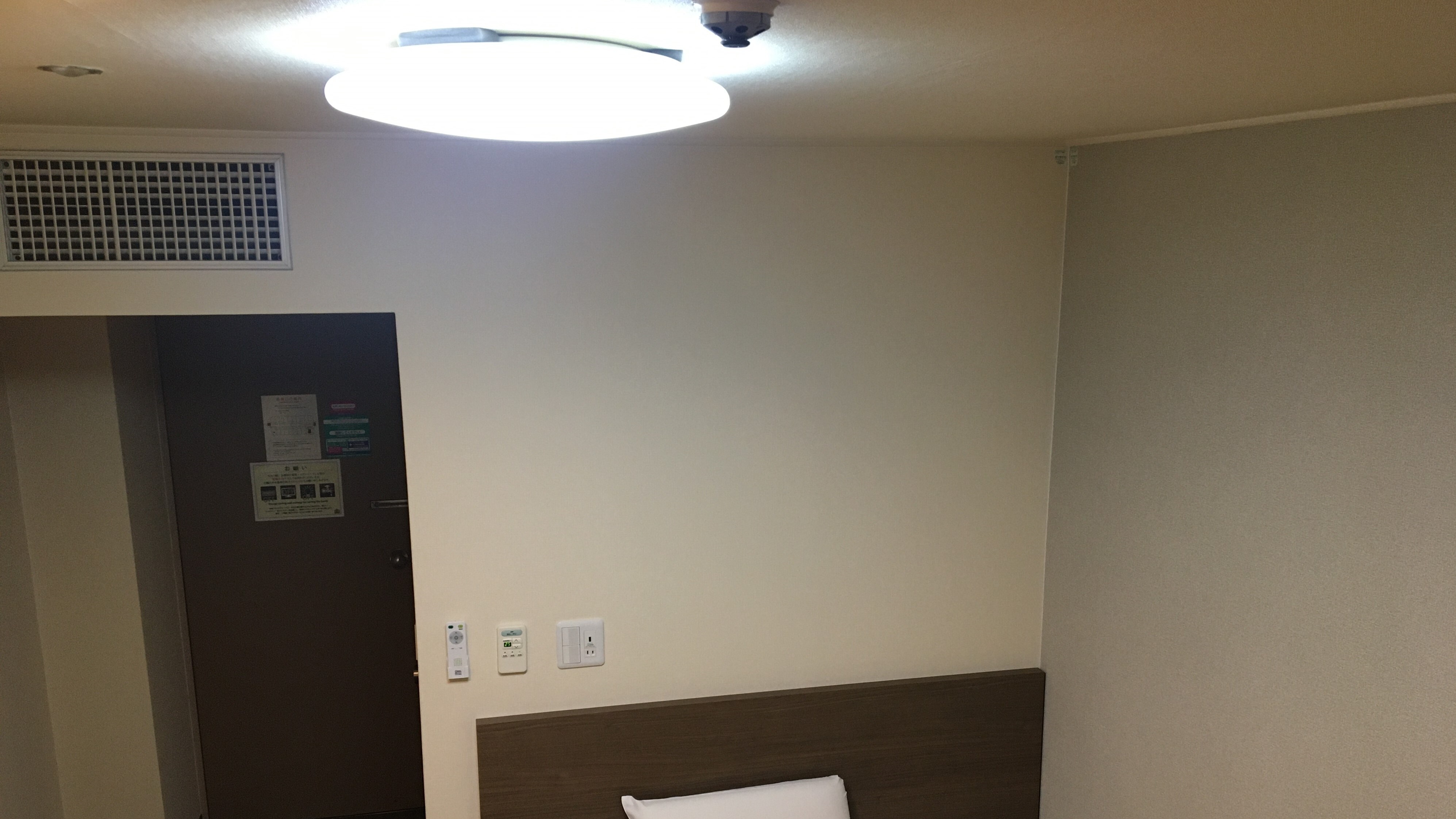 Lampu plafon terpasang di semua ruangan Untuk pemanfaatan ruangan yang sesuai dengan kebutuhan Anda! Kecerahan dapat disesuaikan (dengan fungsi remote control timer)
