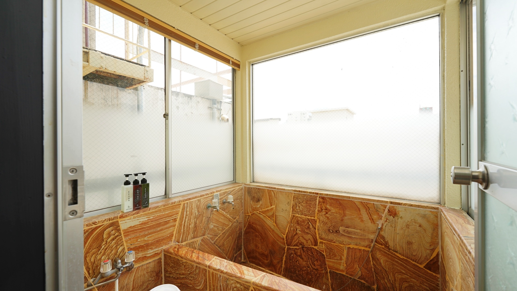 10-tatami Japanese-style room (with indoor bath)