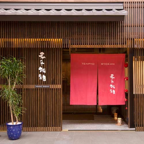 ▼2016年3月重新裝潢★建築外觀採用木質格紋結構，呈現出沉穩的連棟別墅風格。