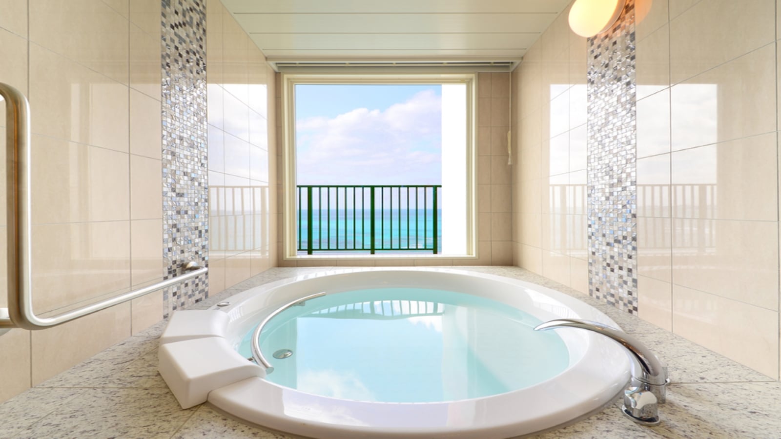 Sunset Junior Suite Pemandian khusus di mana Anda dapat menikmati mandi sambil menyaksikan matahari terbenam yang indah