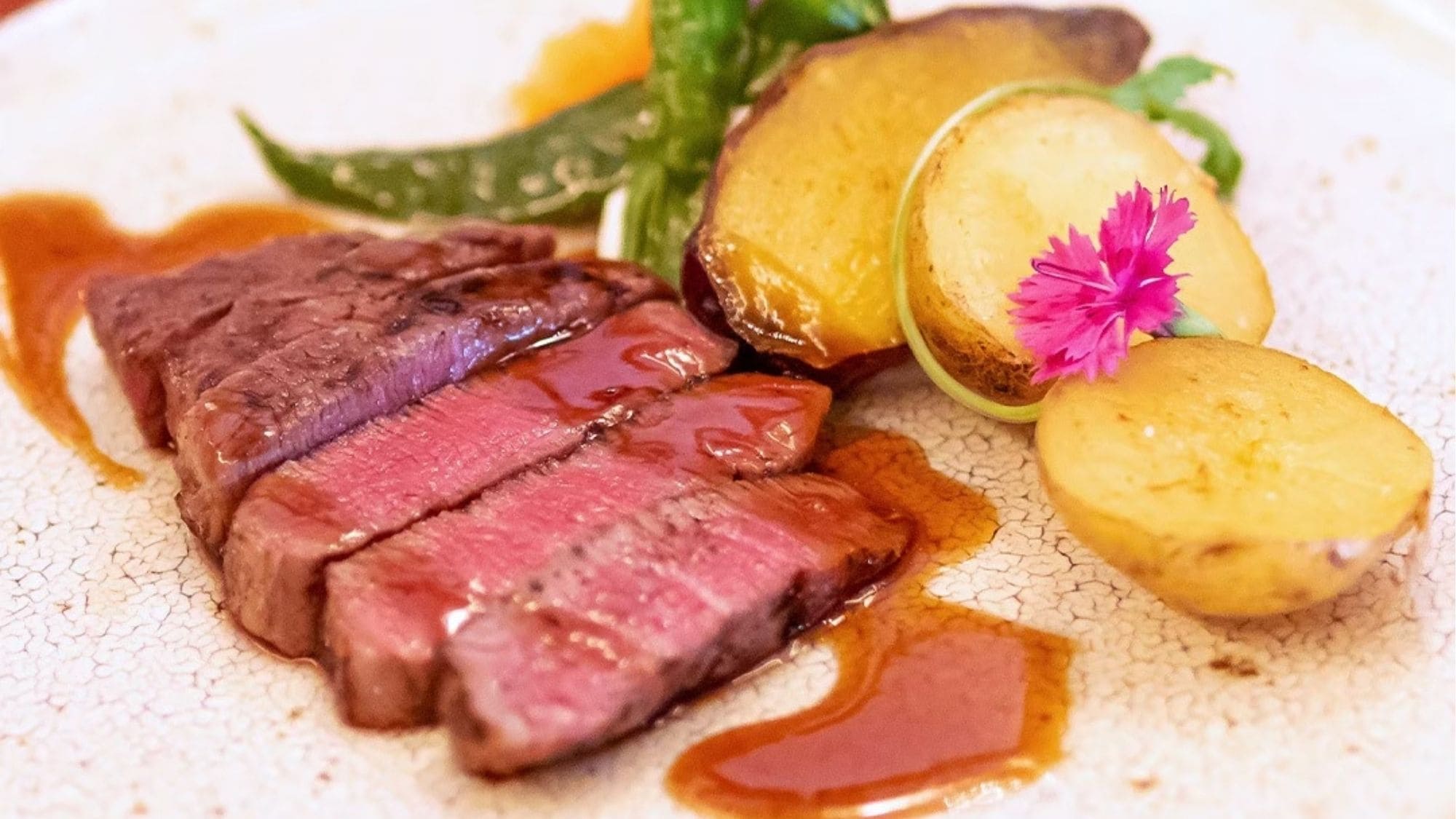 Charcoal-grilled Higo Akagyu beef, carefully selected by the owner-chef.