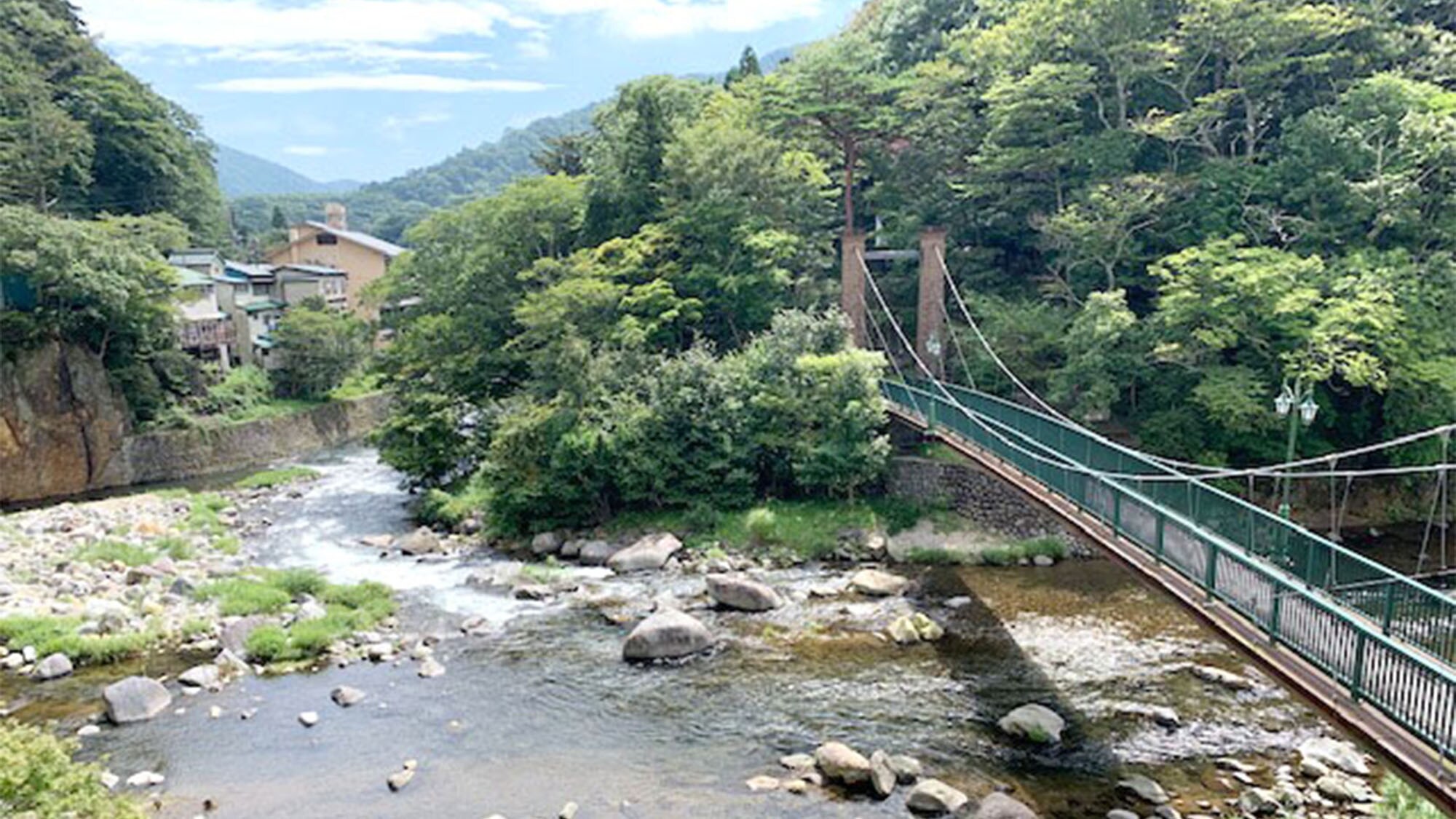 ・ The murmuring of the Hoki River flowing in front of you and the scenery of the four seasons
