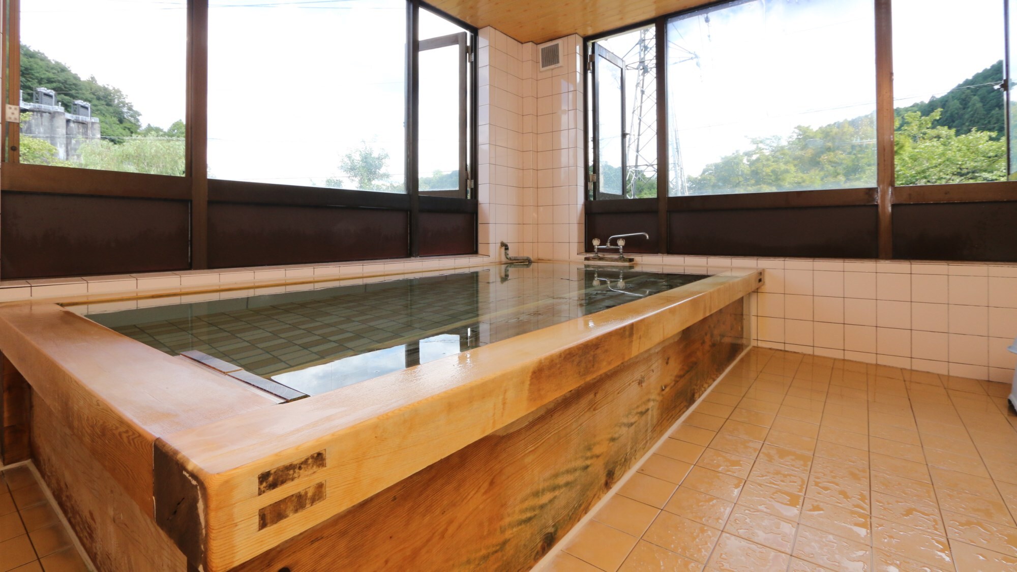 The radium spring fills the bathtub made of Japanese kouyamaki wood. It warms you up.
