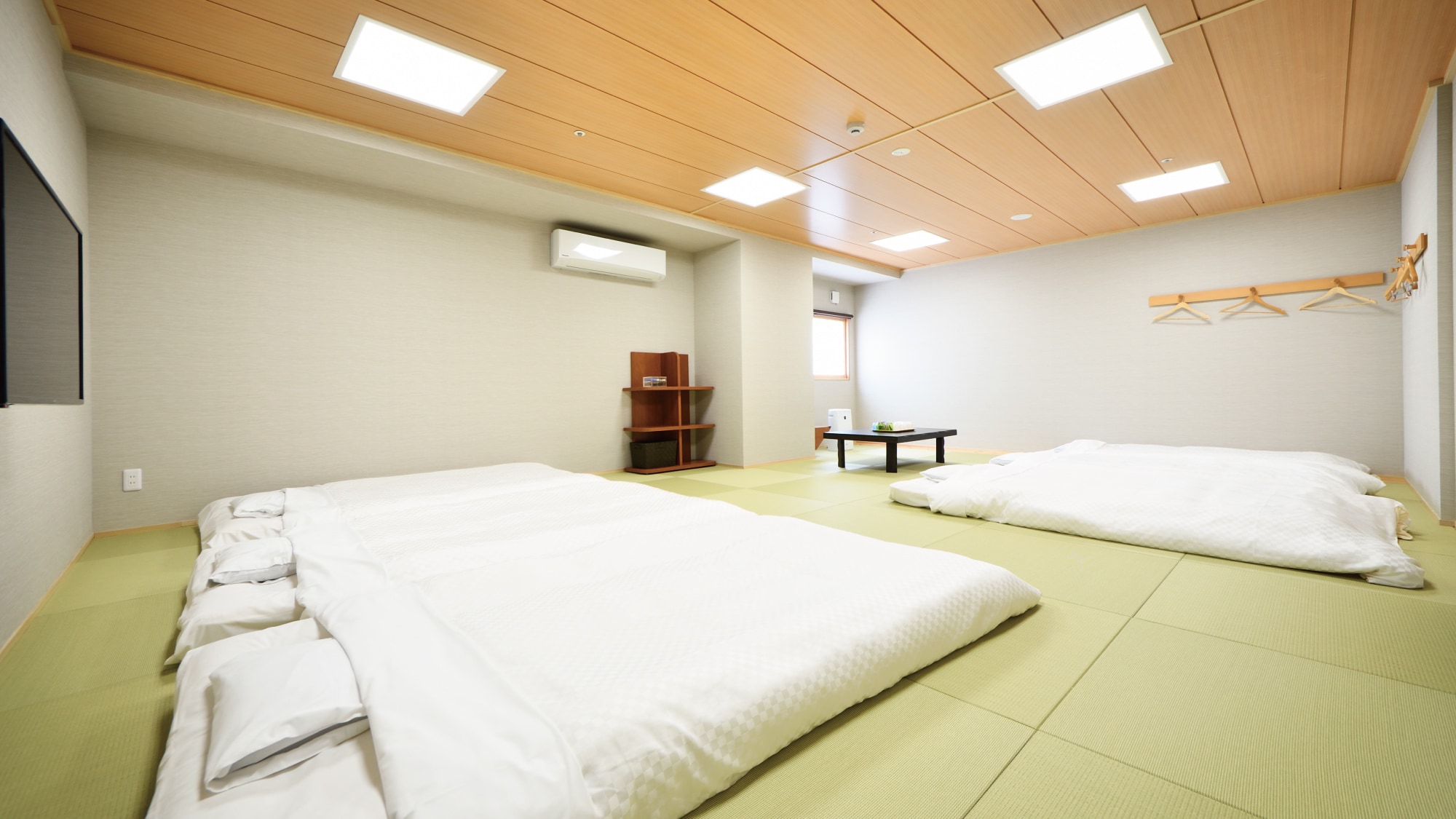 Kamar bergaya Jepang yang luas ini memiliki kapasitas maksimal 6 orang.