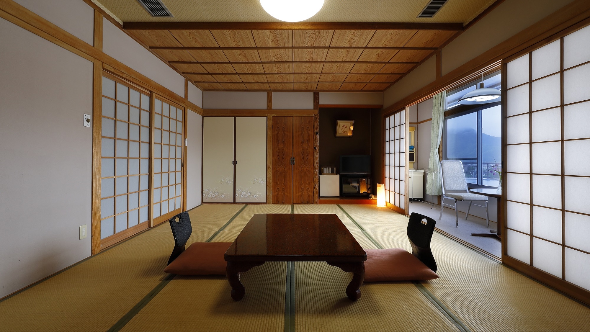 The main building's Japanese-style room (12 tatami mats) has a calm atmosphere and is built in a purely Japanese style.