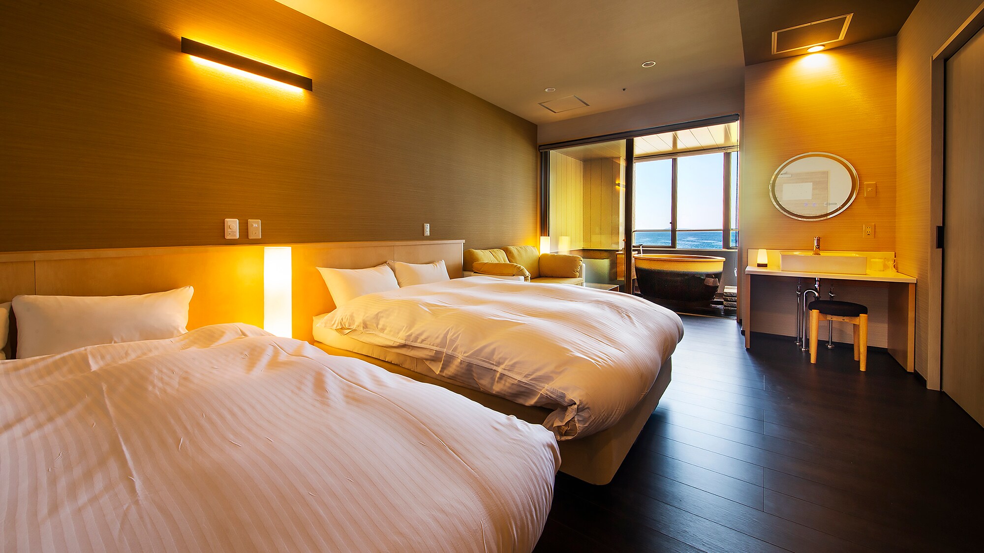 [Twin with ocean view semi-open-air bath]
