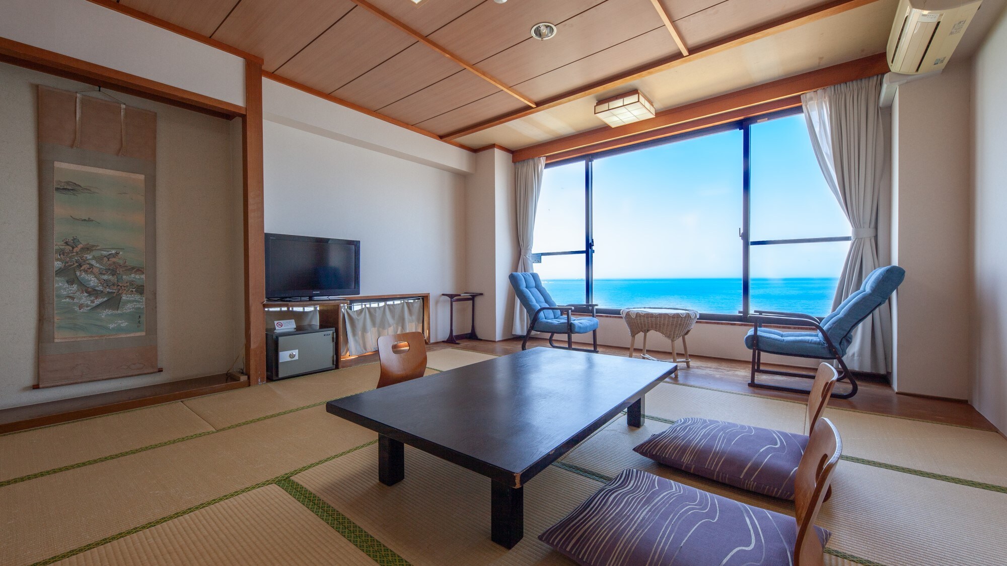[Japanese-style room 12 tatami mats] A spacious Japanese-style room that is also recommended for group trips with family and friends.