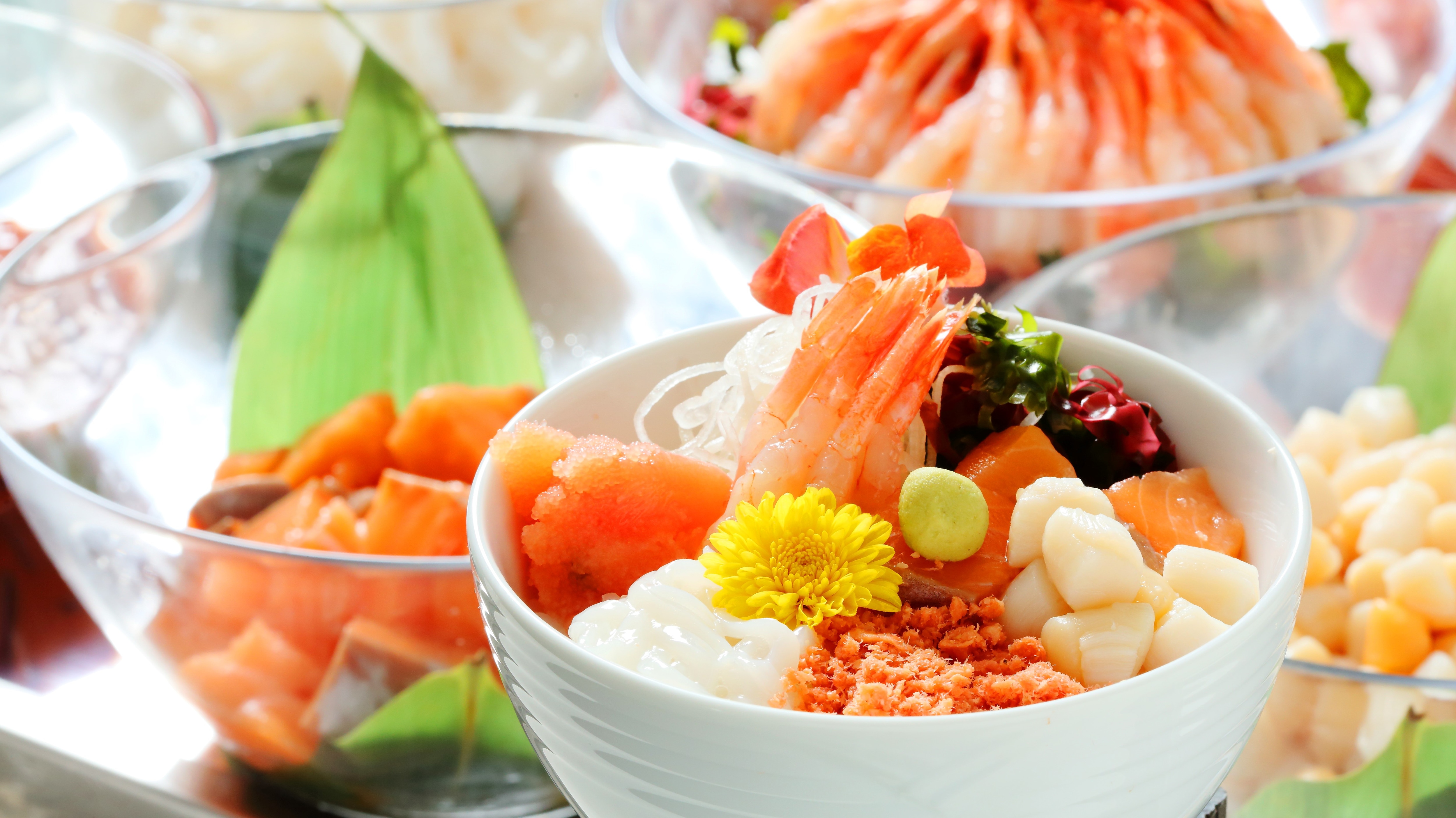 Đối với bữa sáng, bạn có thể chọn món sashimi yêu thích và thưởng thức tô hải sản yêu thích tại góc tô hải sản bình dân.