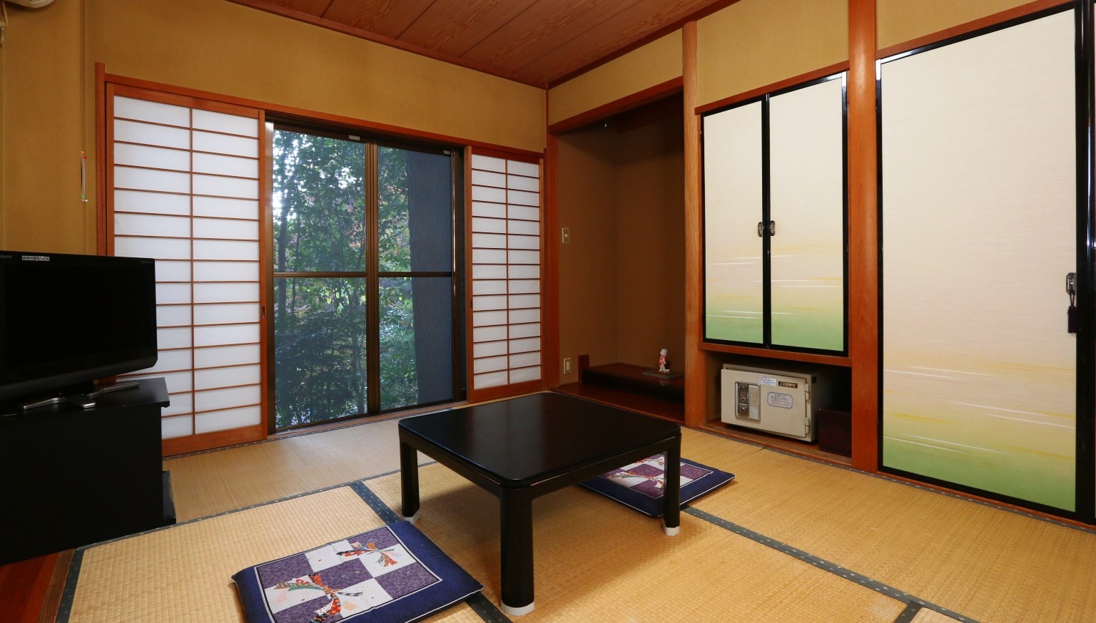 Japanese-style room (6 tatami mats)