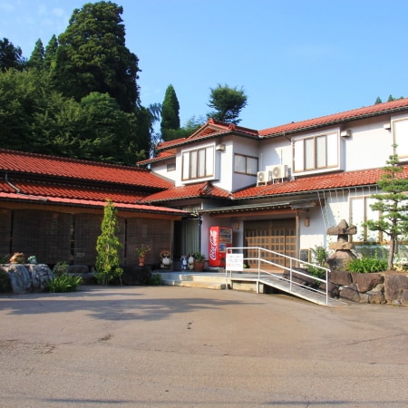 【隱藏在冰見溫泉鄉的旅館 湯之裡池森】您可以在這間鄉村旅館裡享受舒緩的溫水浴，放鬆身心。