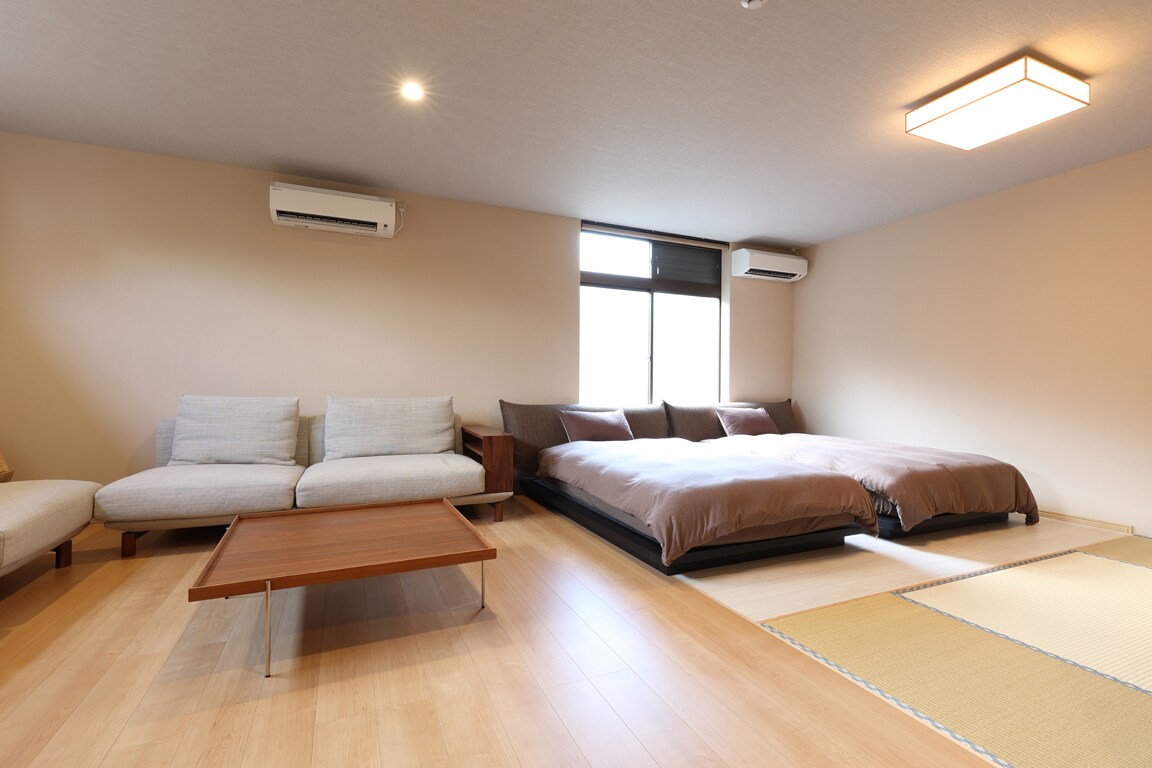 [Family Japanese-Western room] Equipped with a 6-seater L-shaped sofa. Enjoy a wonderful and irreplaceable time together.