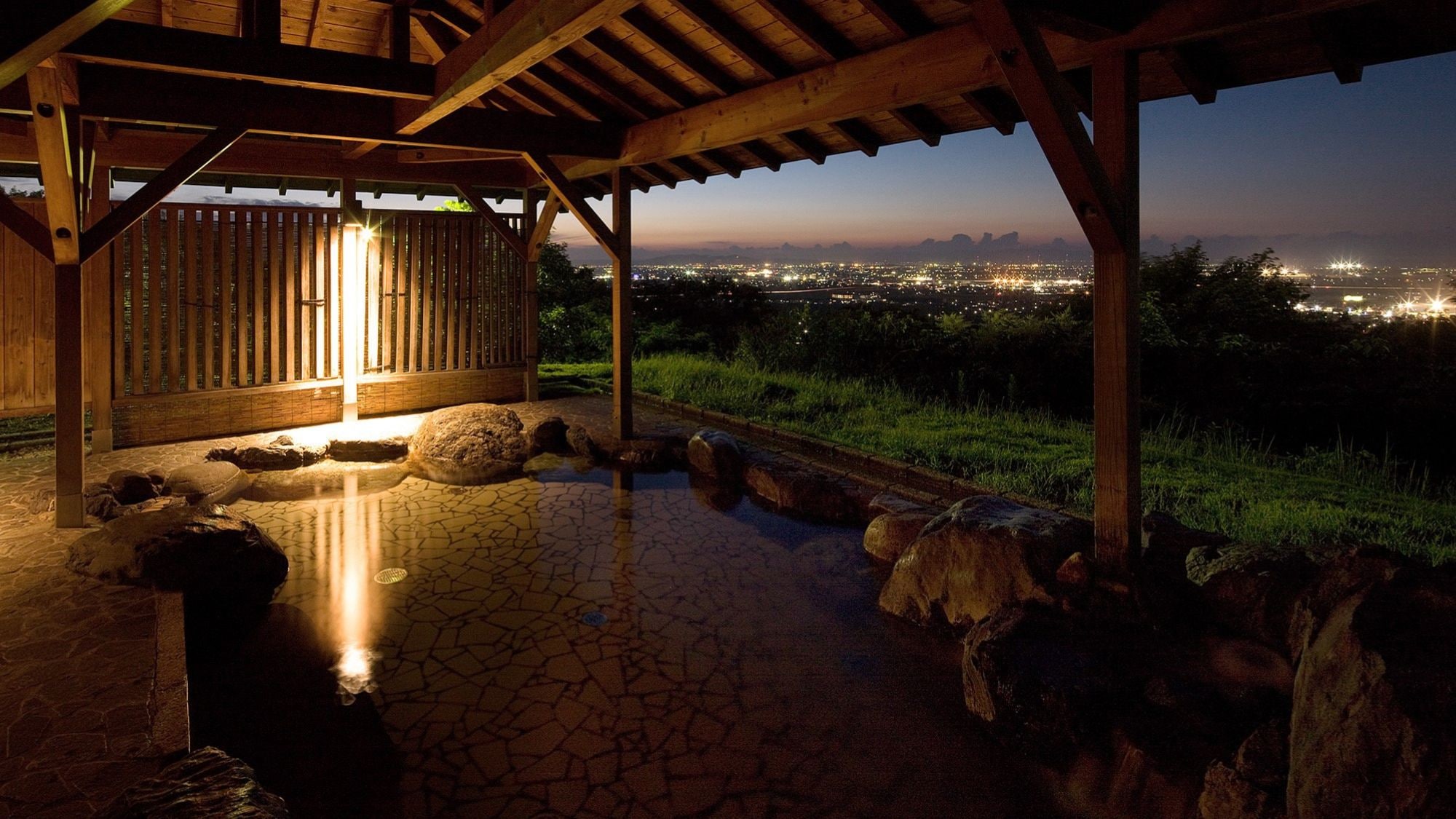 From the open-air bath, you can see the Toyama Plain and Toyama Bay. Enjoy the fantastic night view.