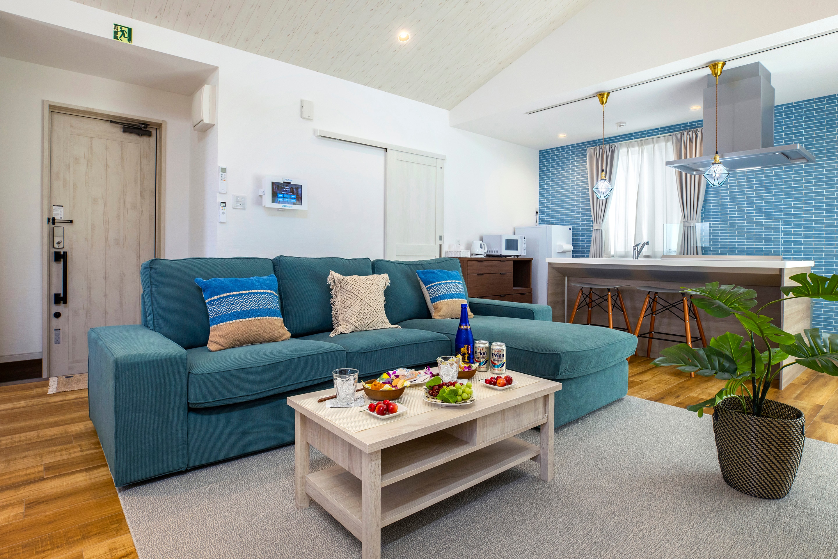 [La Ohana 2] A pleasant room with a blue motif reminiscent of a clear blue sky.