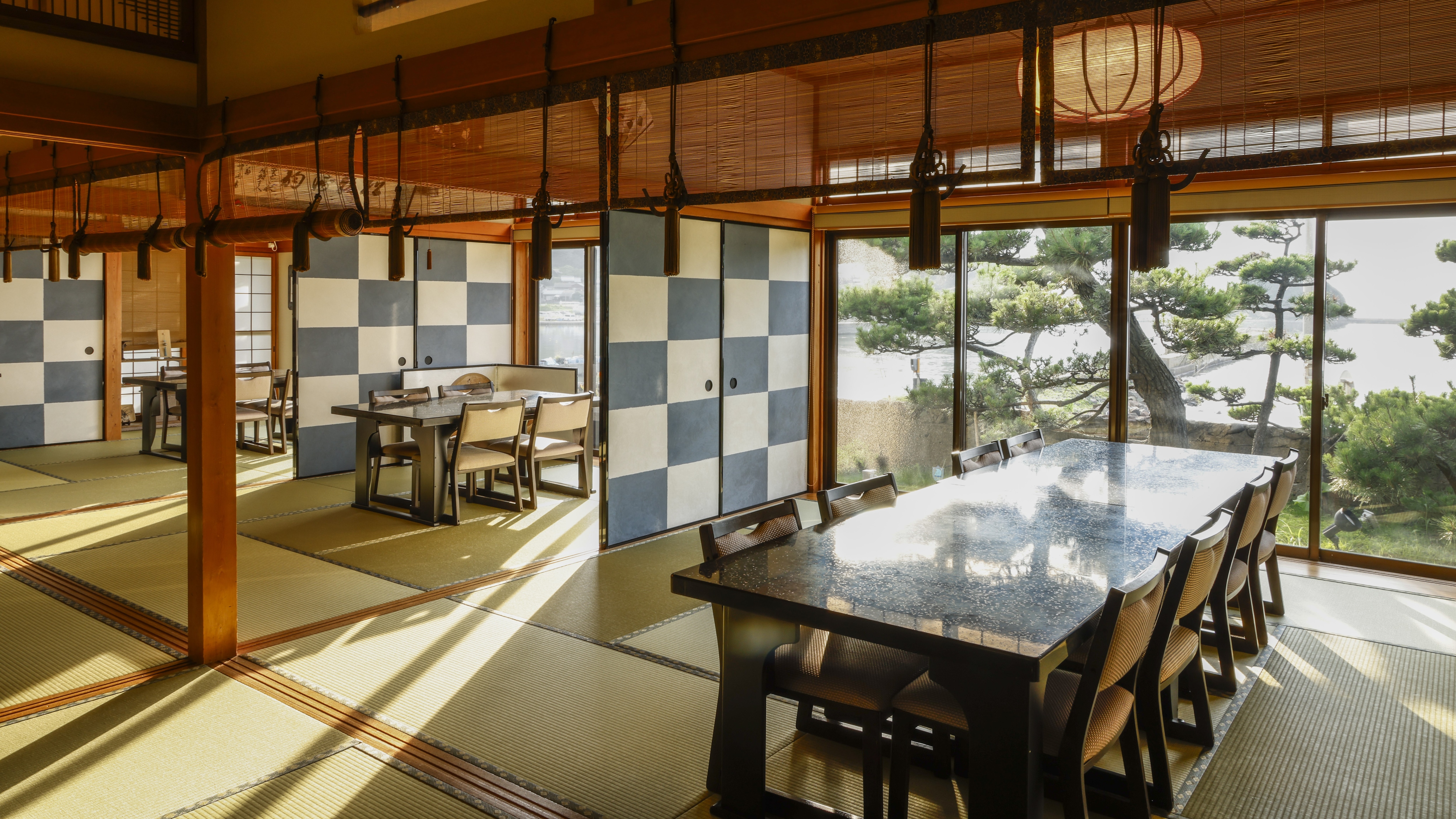 [Hall/Restaurant] Relax and enjoy the delicacies of Tango while looking out at the garden.