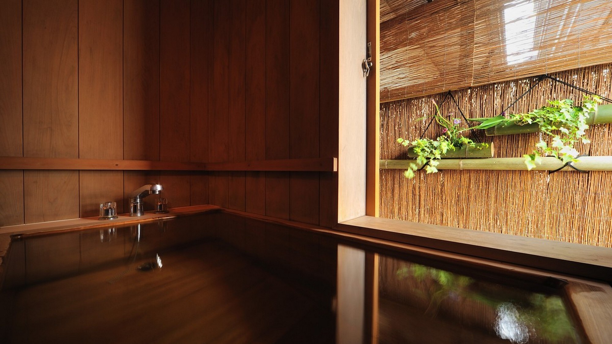 A cypress bath where you can enjoy hot spring baths in the "Hagi no Ma" room at Senkeien