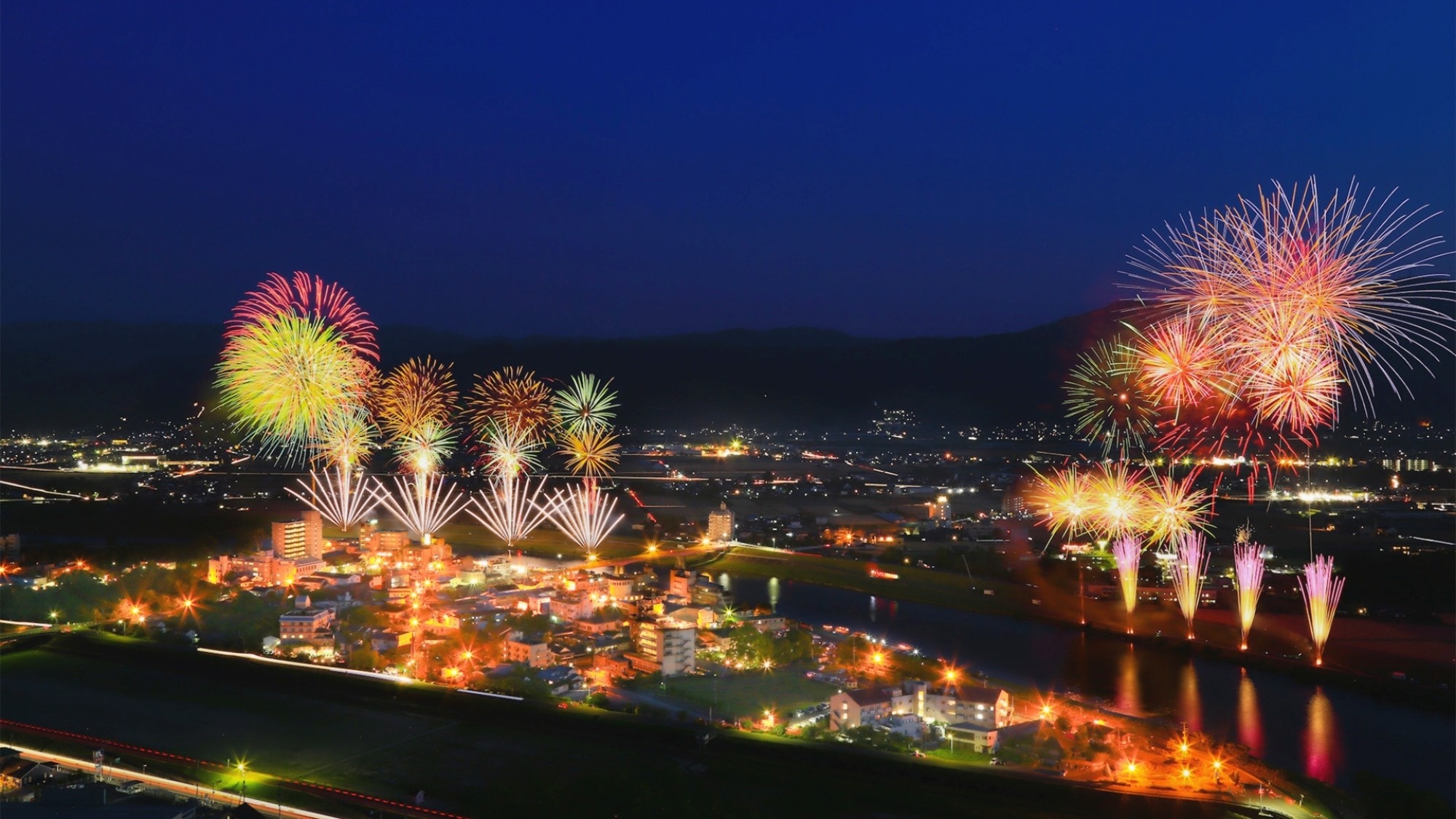 [Nearby sightseeing / Asakura City / Distant view of fireworks at Harazuru Onsen]