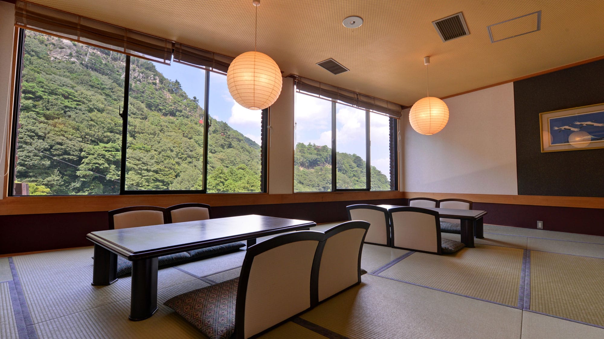  *[Restoran "Yamanami"] Ada juga ruang tatami yang tersedia di dalam restoran.