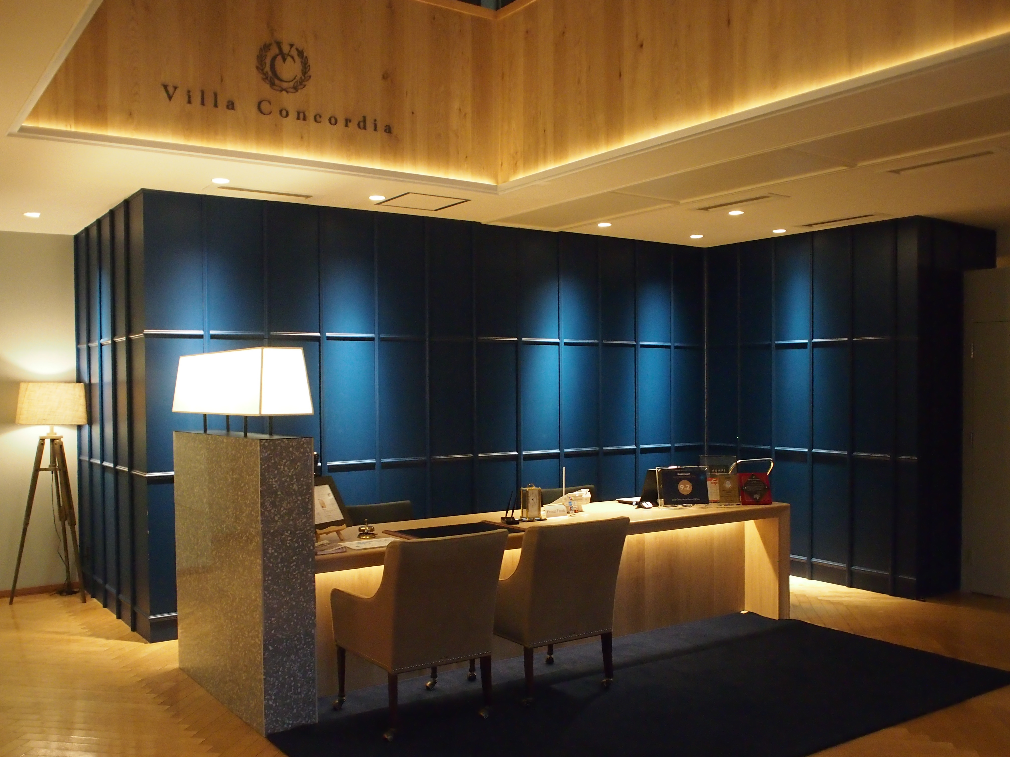 [Meja resepsionis lantai 1]