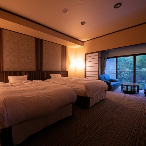Modern Japanese-Western style room with round window on the river side-Kiun no Ma- [Japanese-style room 10 tatami mats + Western-style room with twin beds] Capacity 4 people. non-smoking room