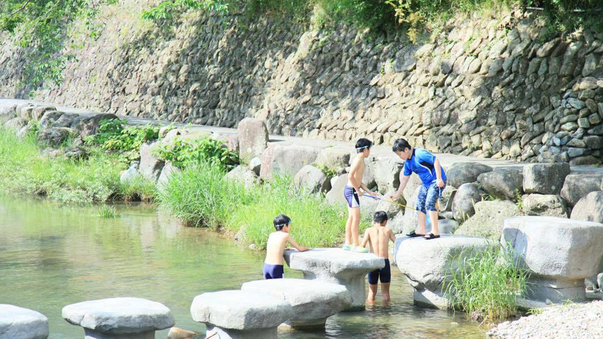 音泽川：踩着石头玩水