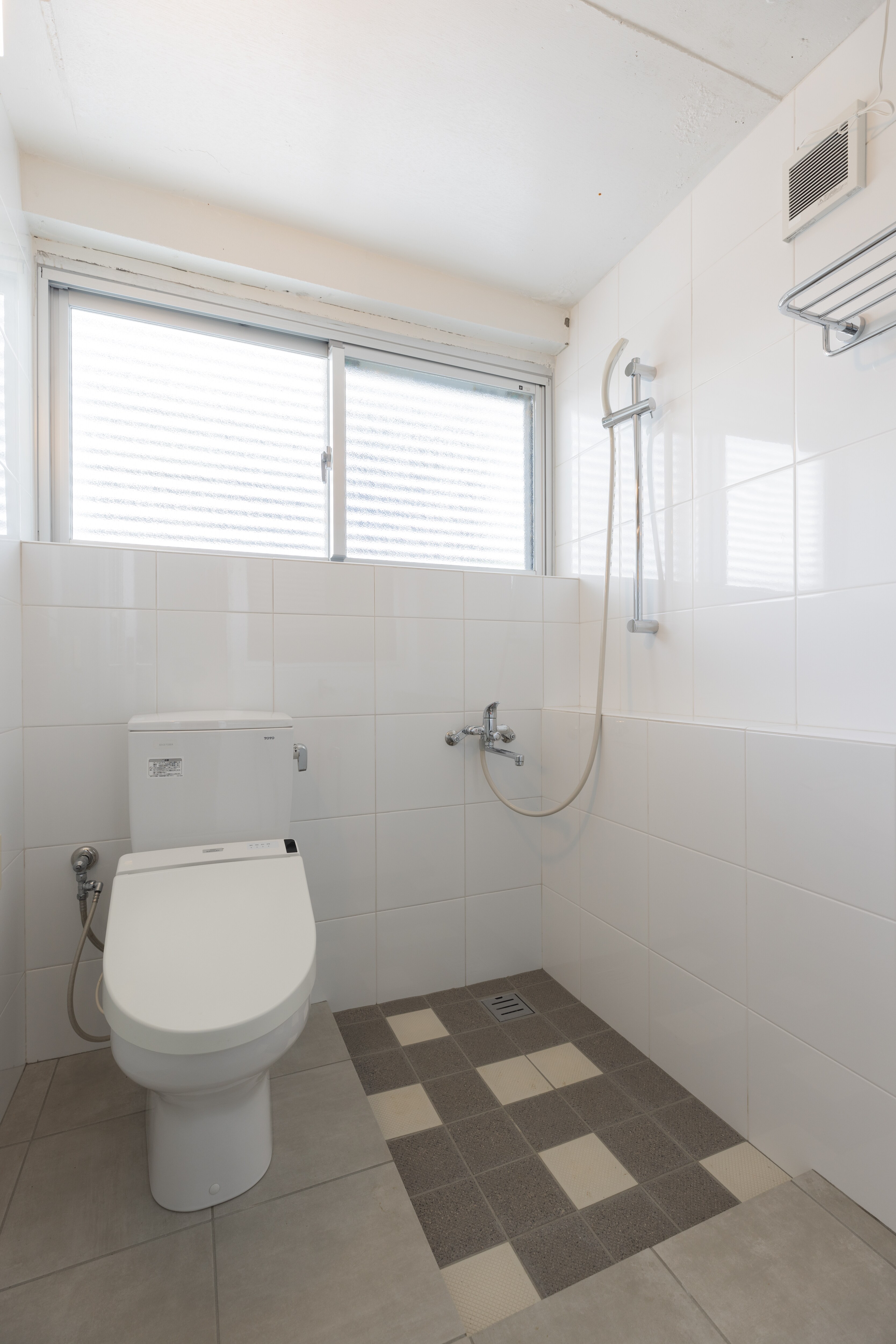 Toilet & Bath (connecting room)