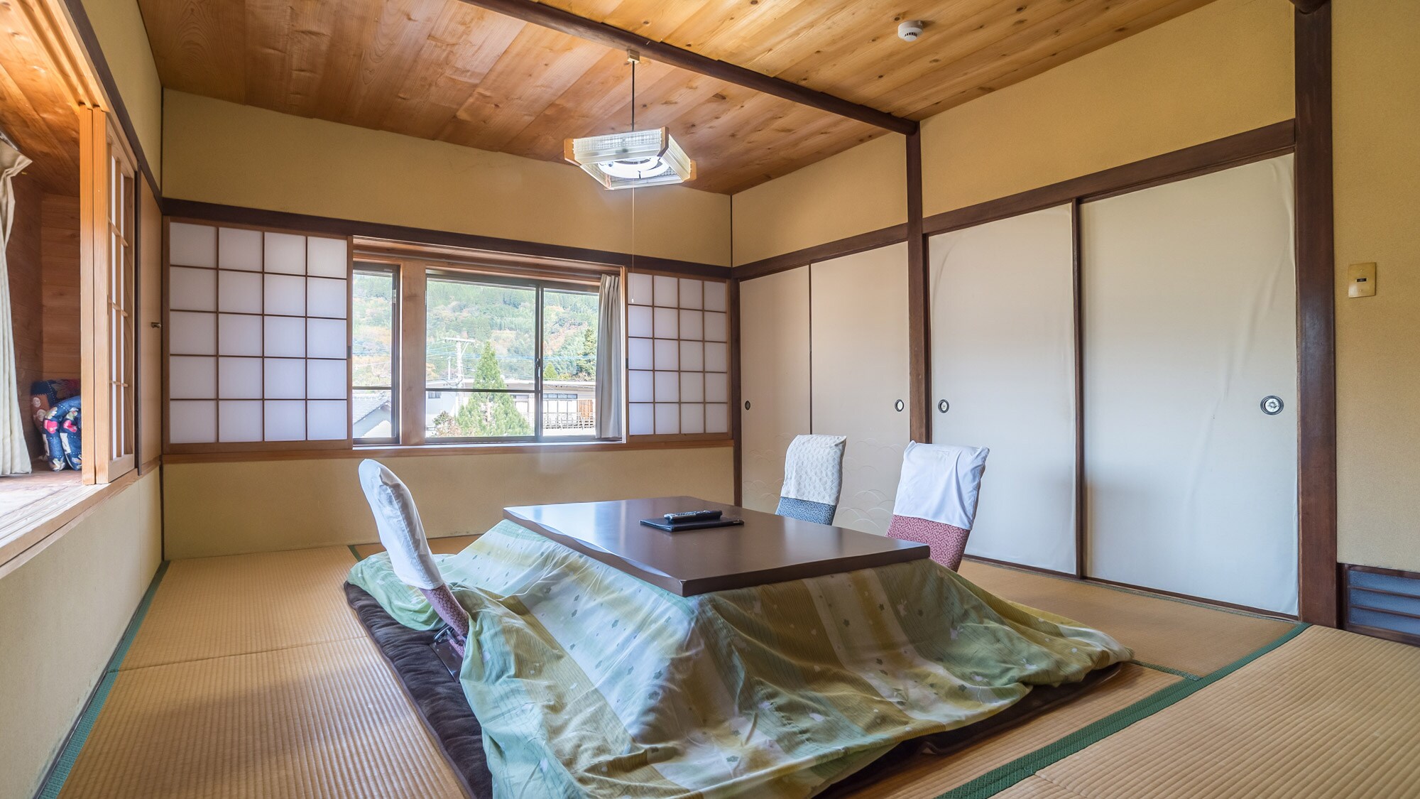 *[Japanese-style room with 10 tatami mats, no toilet] Room size cannot be specified.