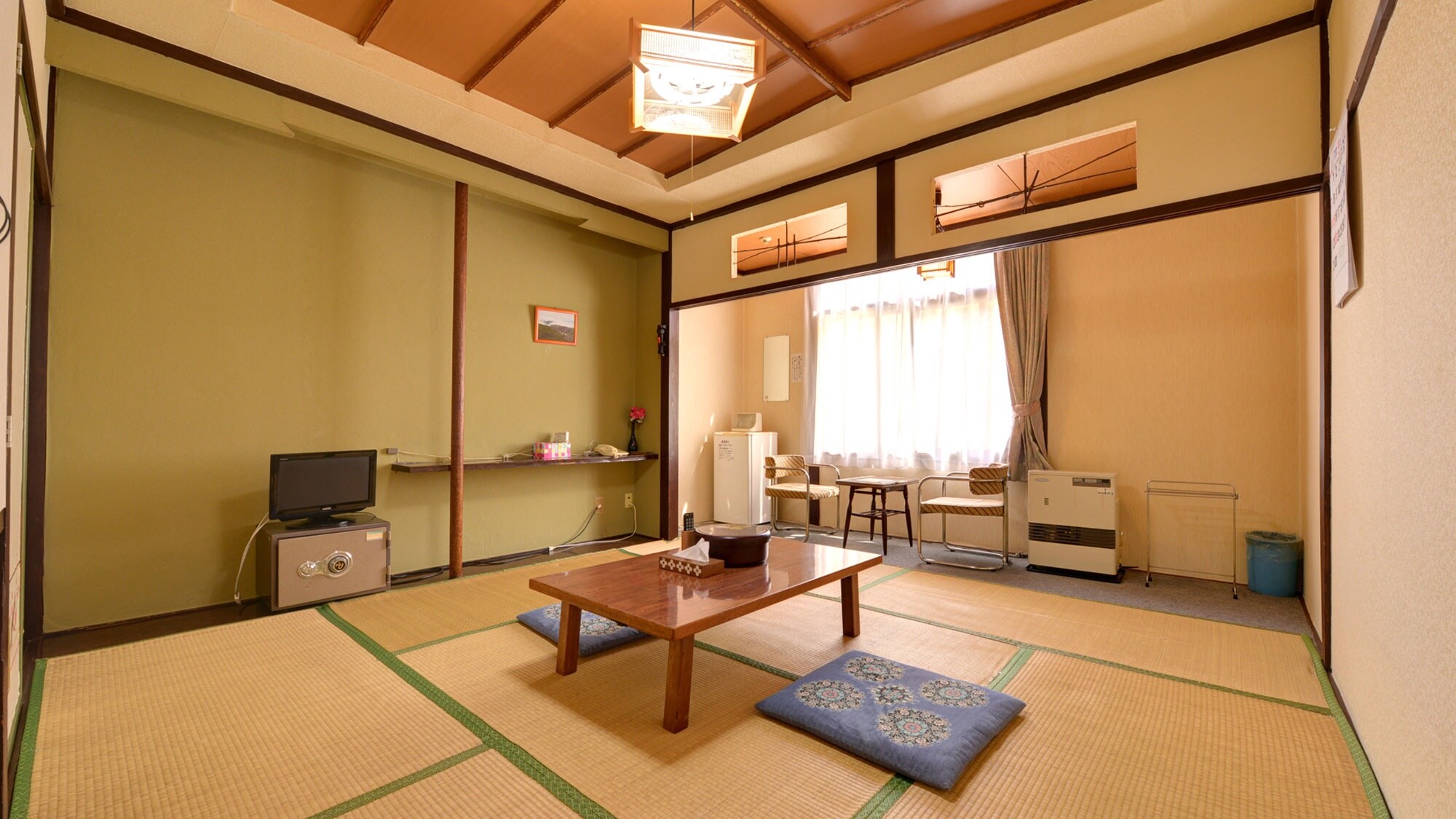 * Japanese-style room 10 tatami mats (example of guest room) / Please relax in a Japanese-style room where you can stretch your legs.