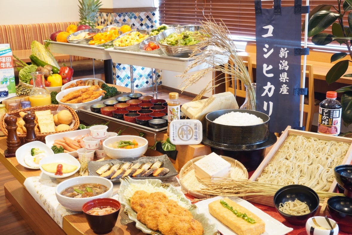 ◆บุฟเฟ่ต์ 40 ชนิด ที่คัดสรรอาหารพื้นเมืองขึ้นชื่อ