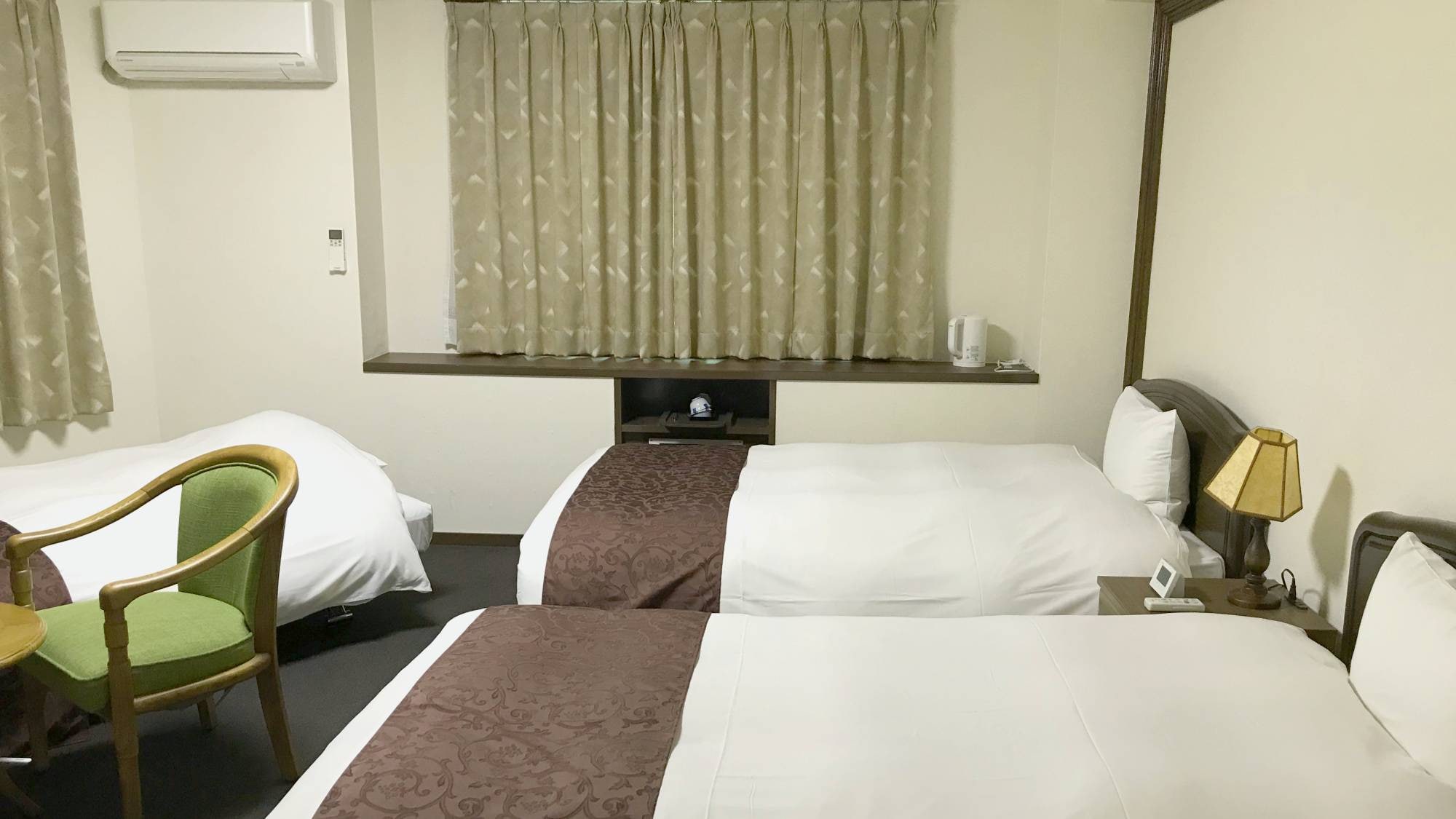 ・[Example of a triple room] Two semi-double beds and one single bed