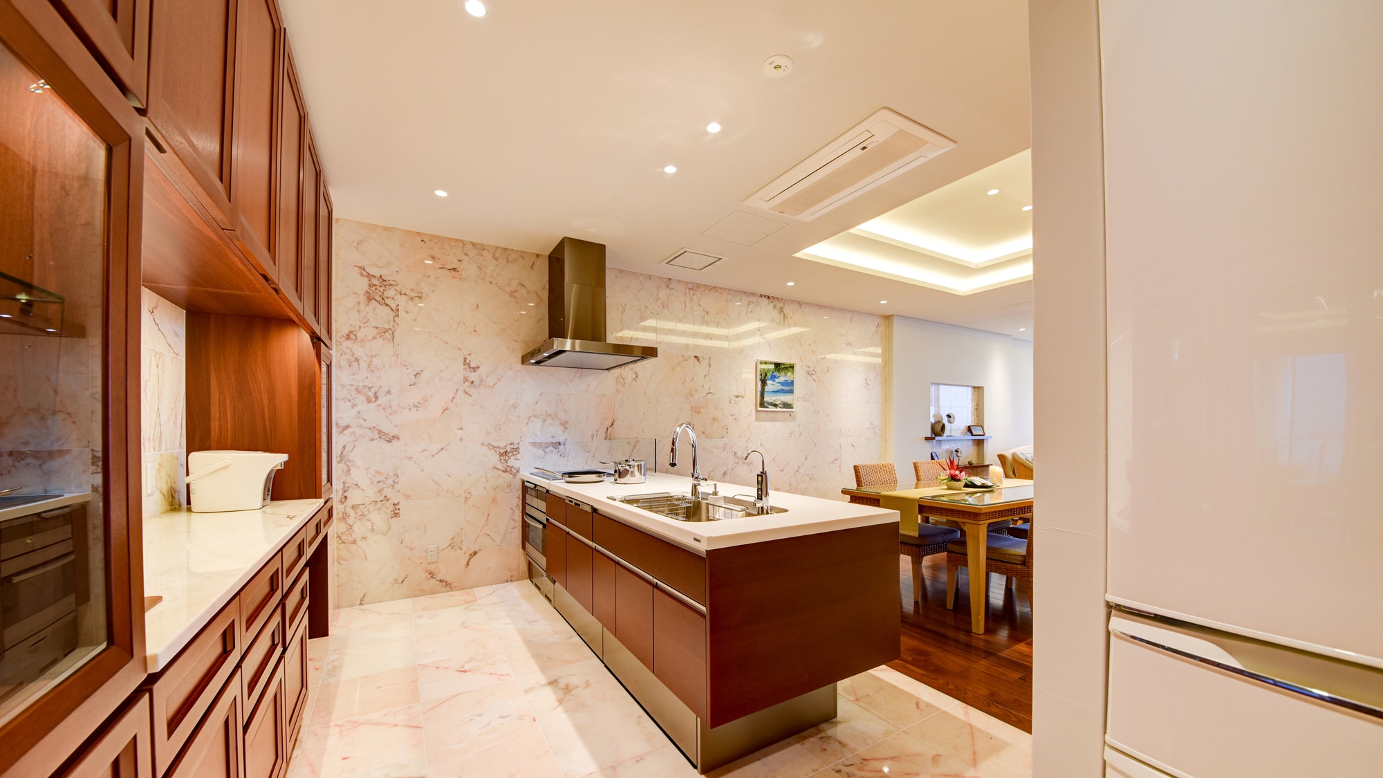 *Room/Kitchen