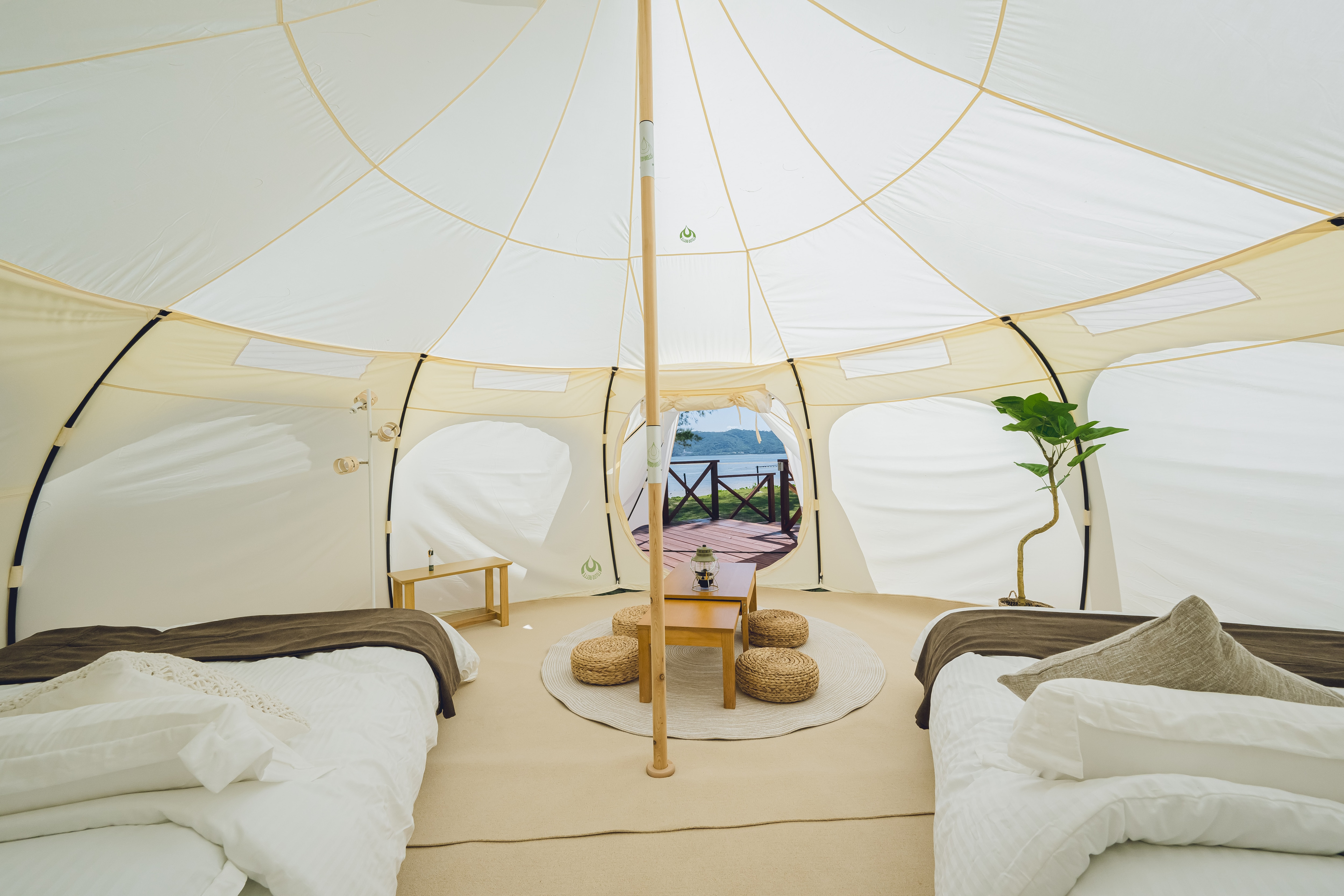 从 Glamping C 后面进入