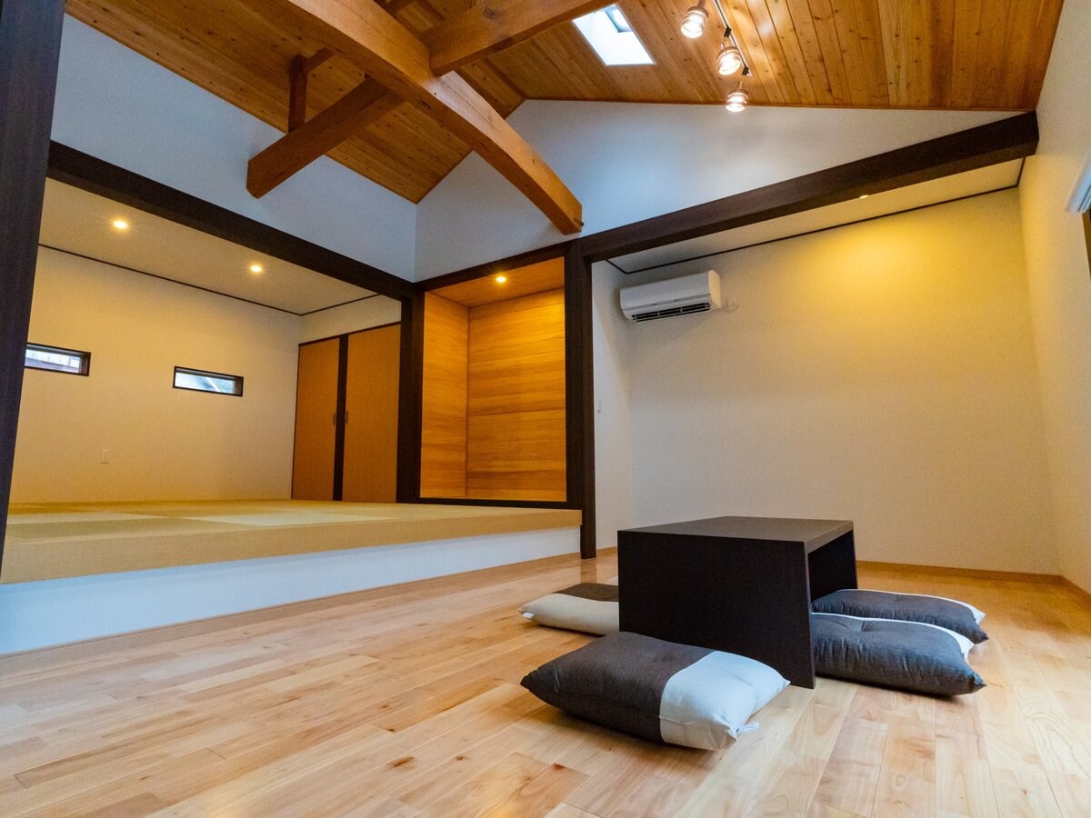 Phòng khách sáng sủa với ánh sáng tràn vào qua giếng trời