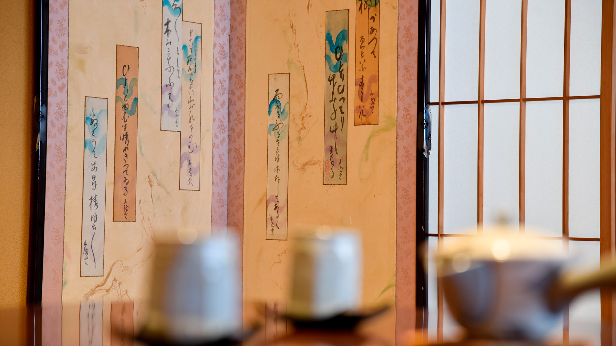 [Bed suite, sasanqua, antiques] In addition to hanging scrolls, folding screens are also displayed.