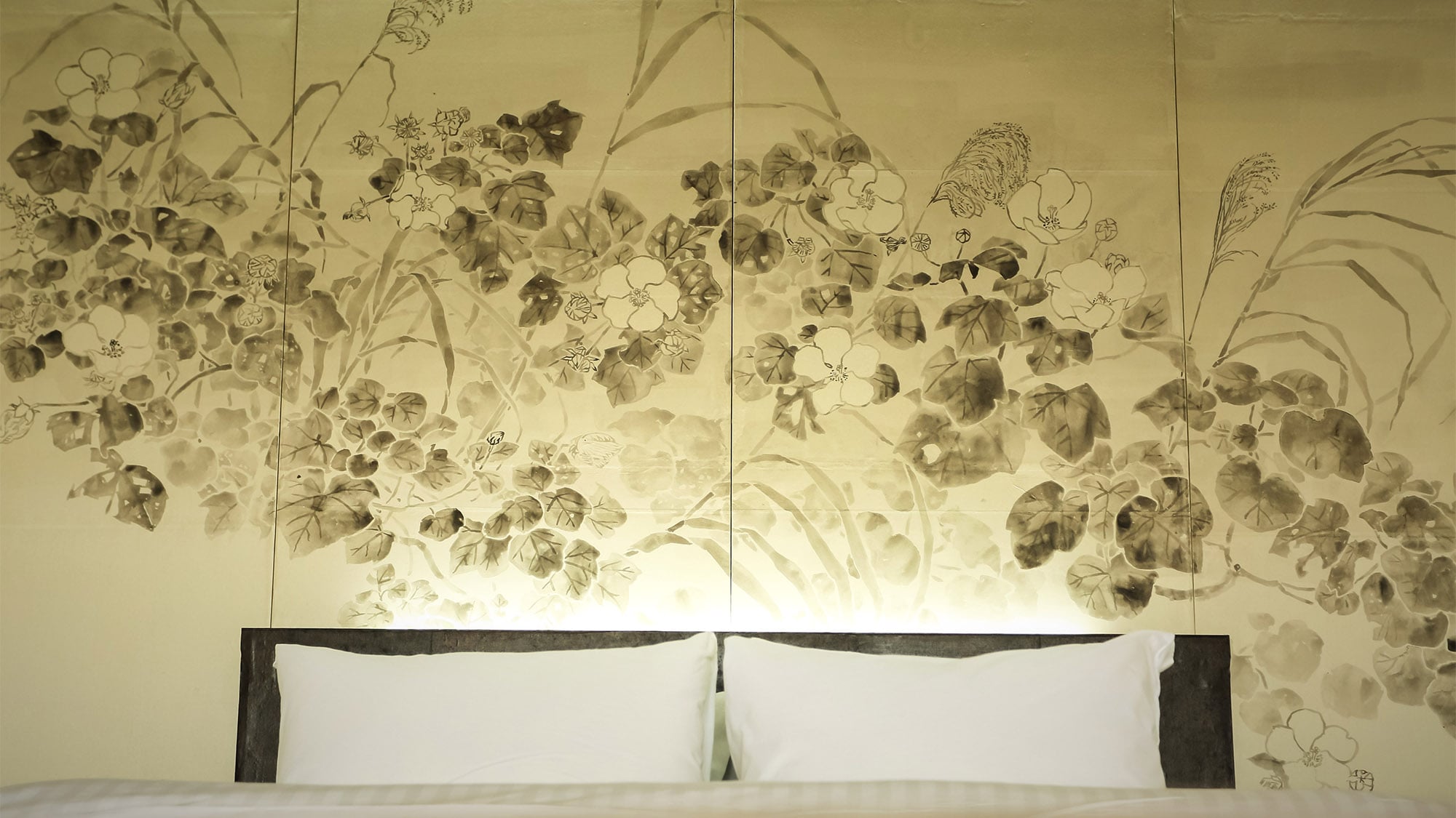 ・A relaxing space created by walls made of handmade washi paper