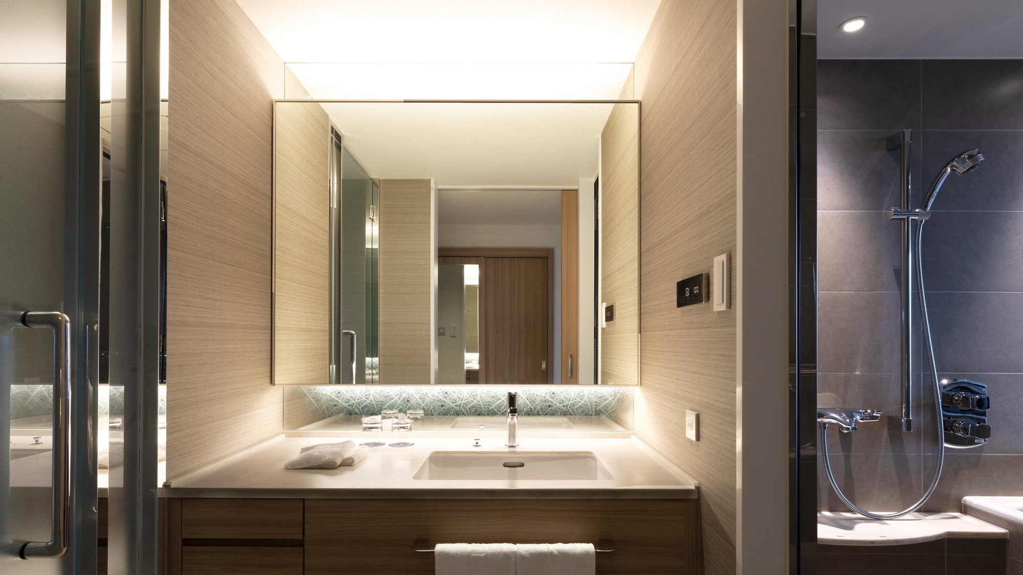 Premium floor THE CLUB An example of a washbasin
