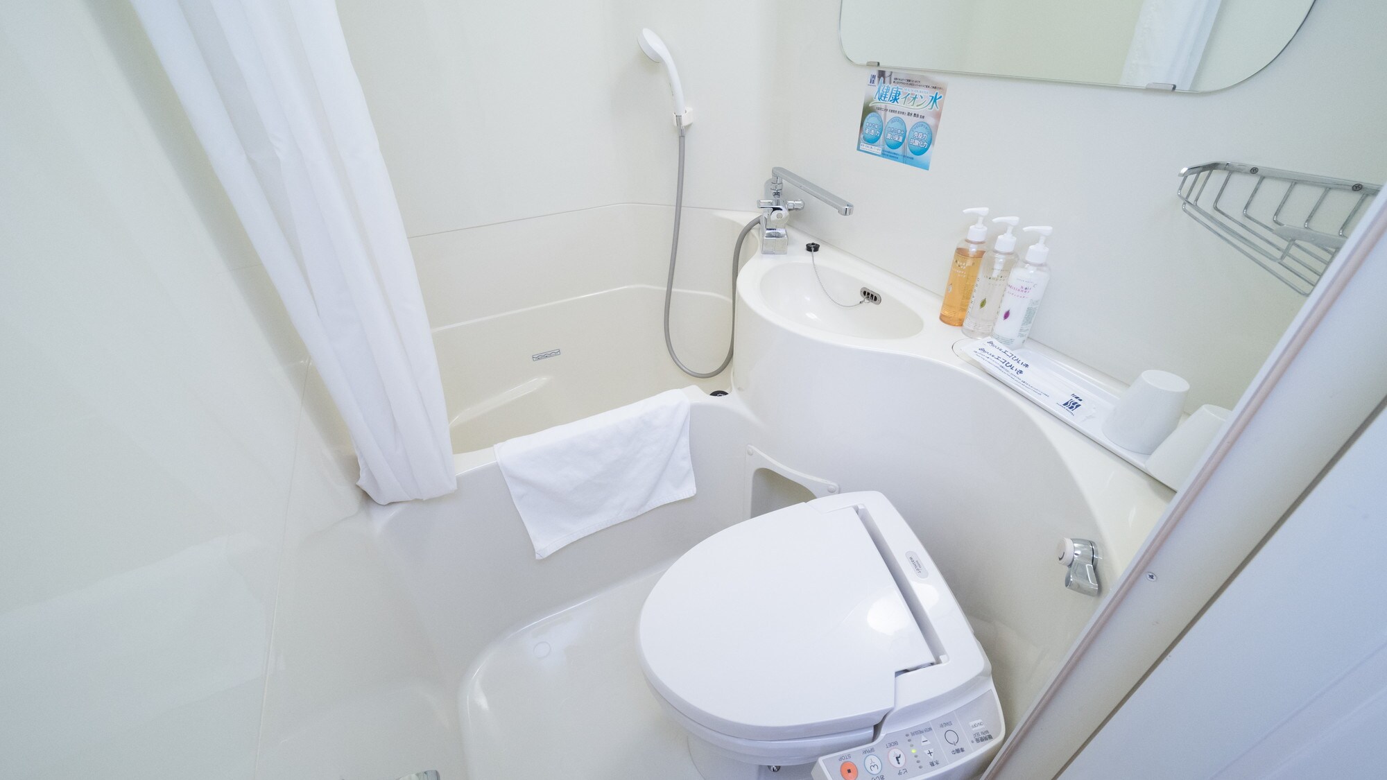 Tất cả các phòng đều được trang bị phòng tắm riêng (bàn chải đánh răng có sẵn tại quầy lễ tân)