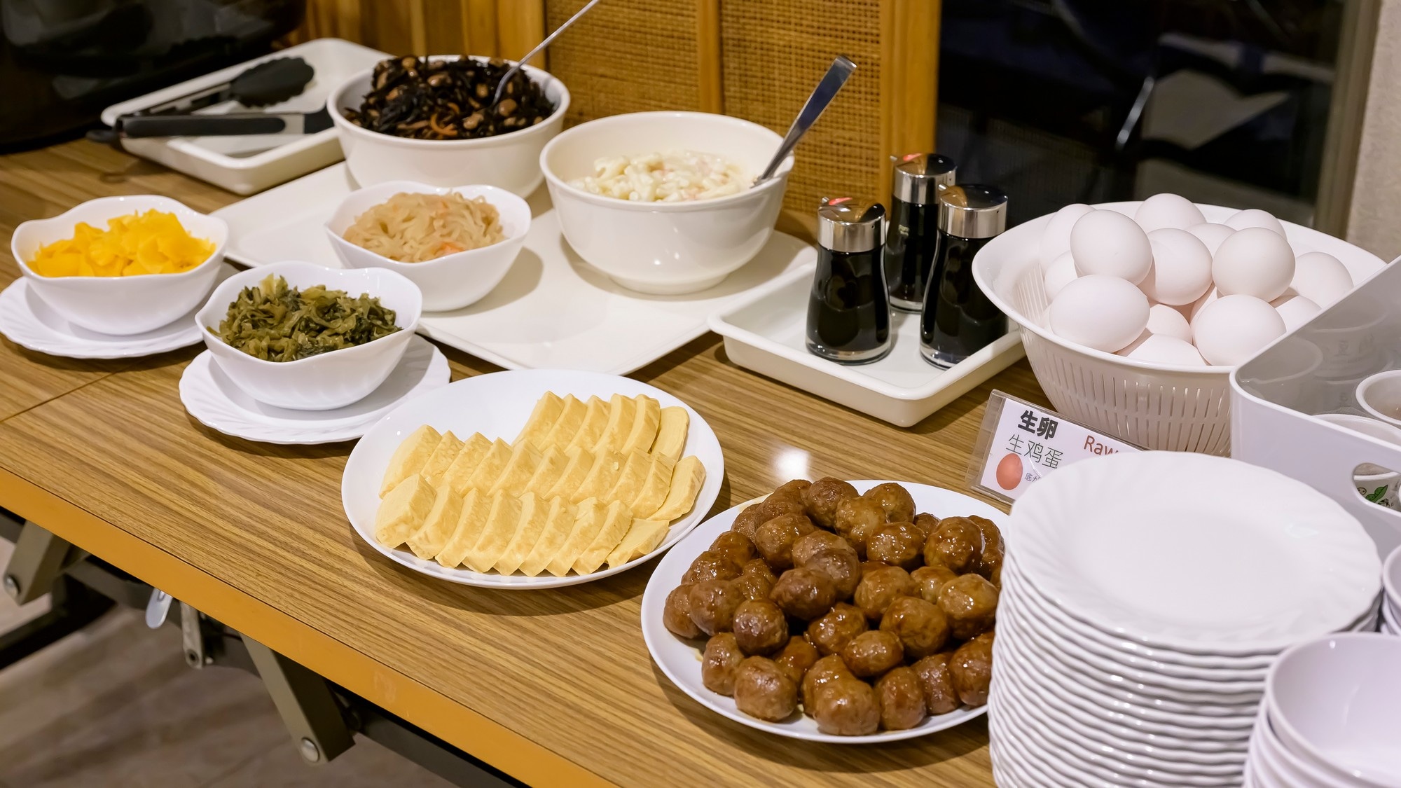 [Free breakfast for all plans] Start your day with a light breakfast buffet featuring salads, rice, bread, and more. Eat a lot and start your day off right!