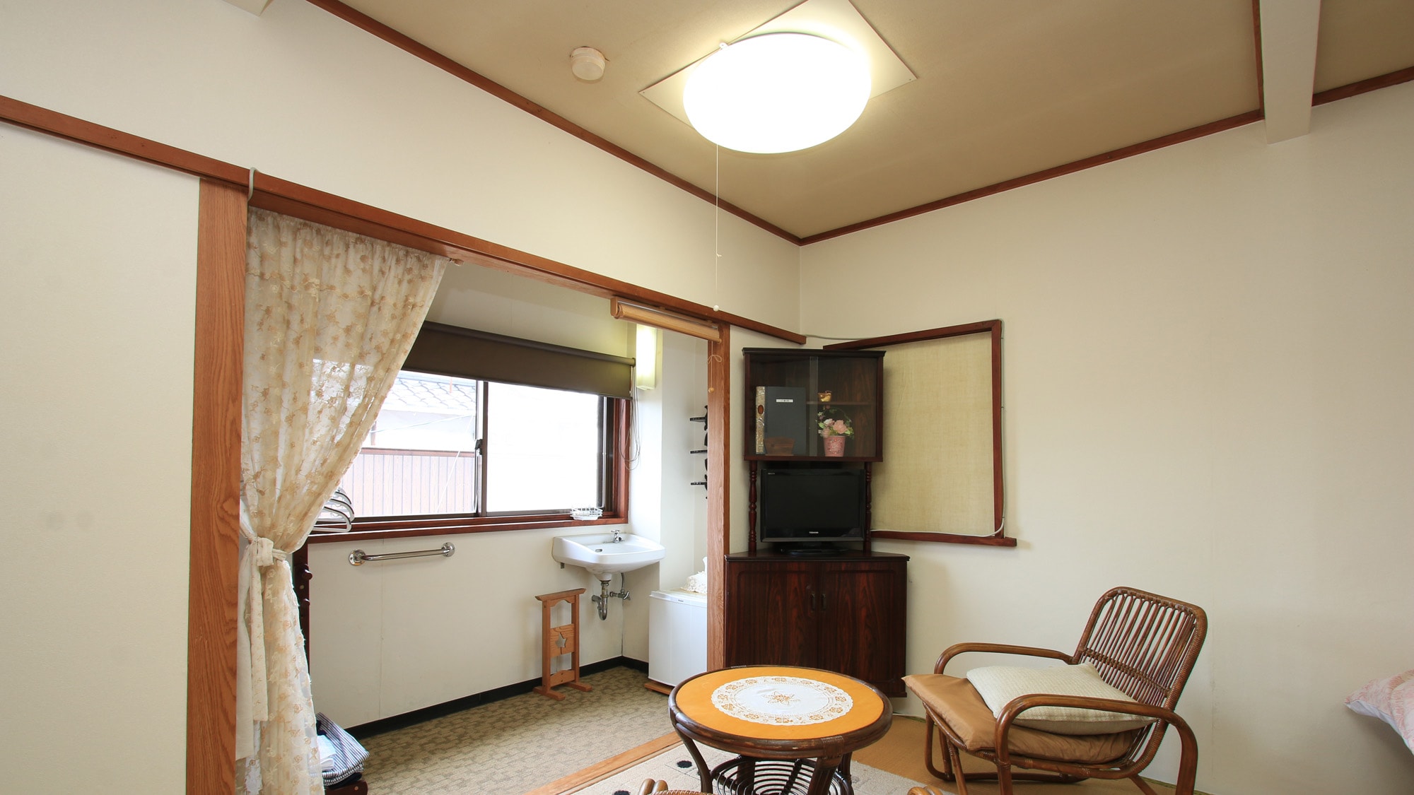 Twin room (no bathroom or toilet) with washbasin on the veranda