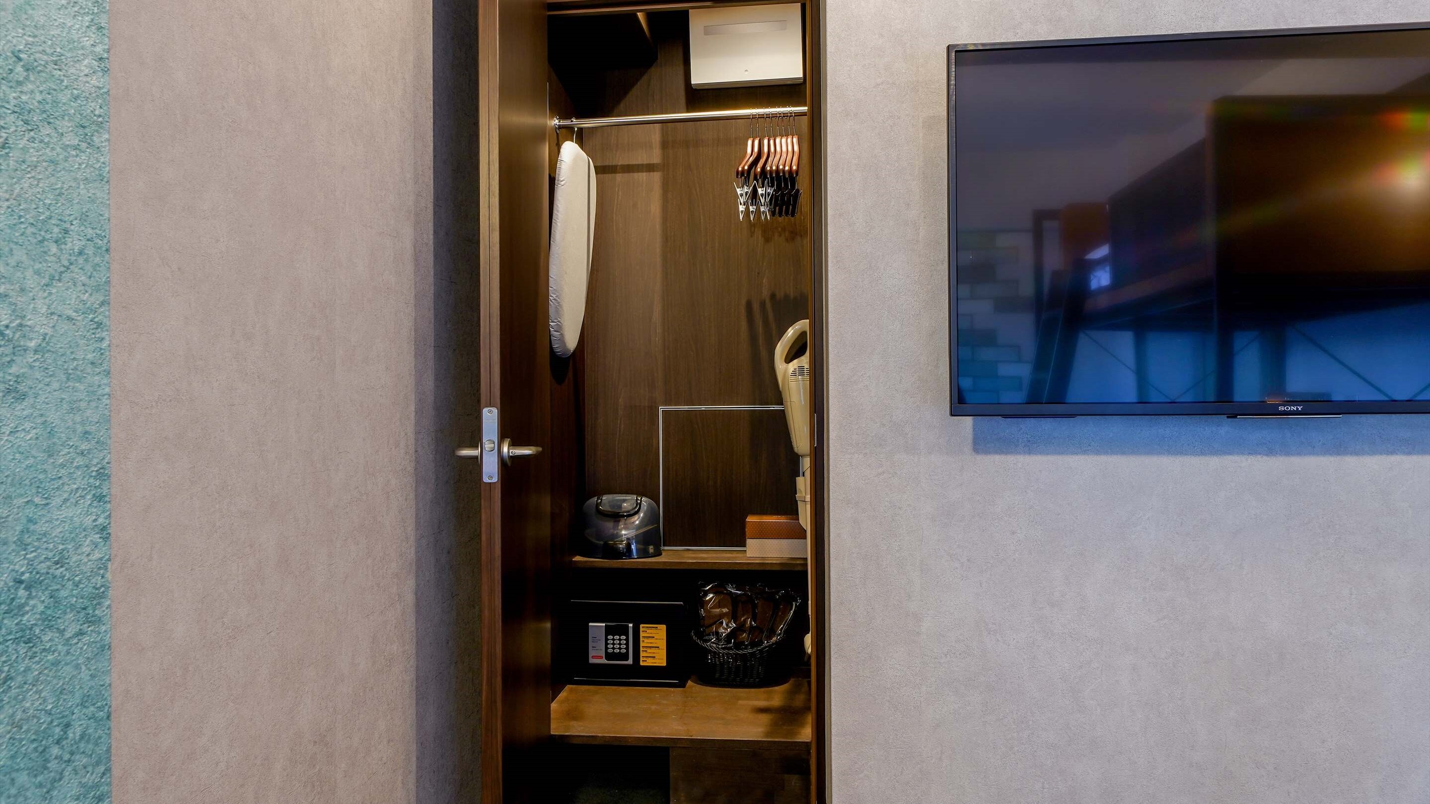 [1 bunk bed, 1 double bed]