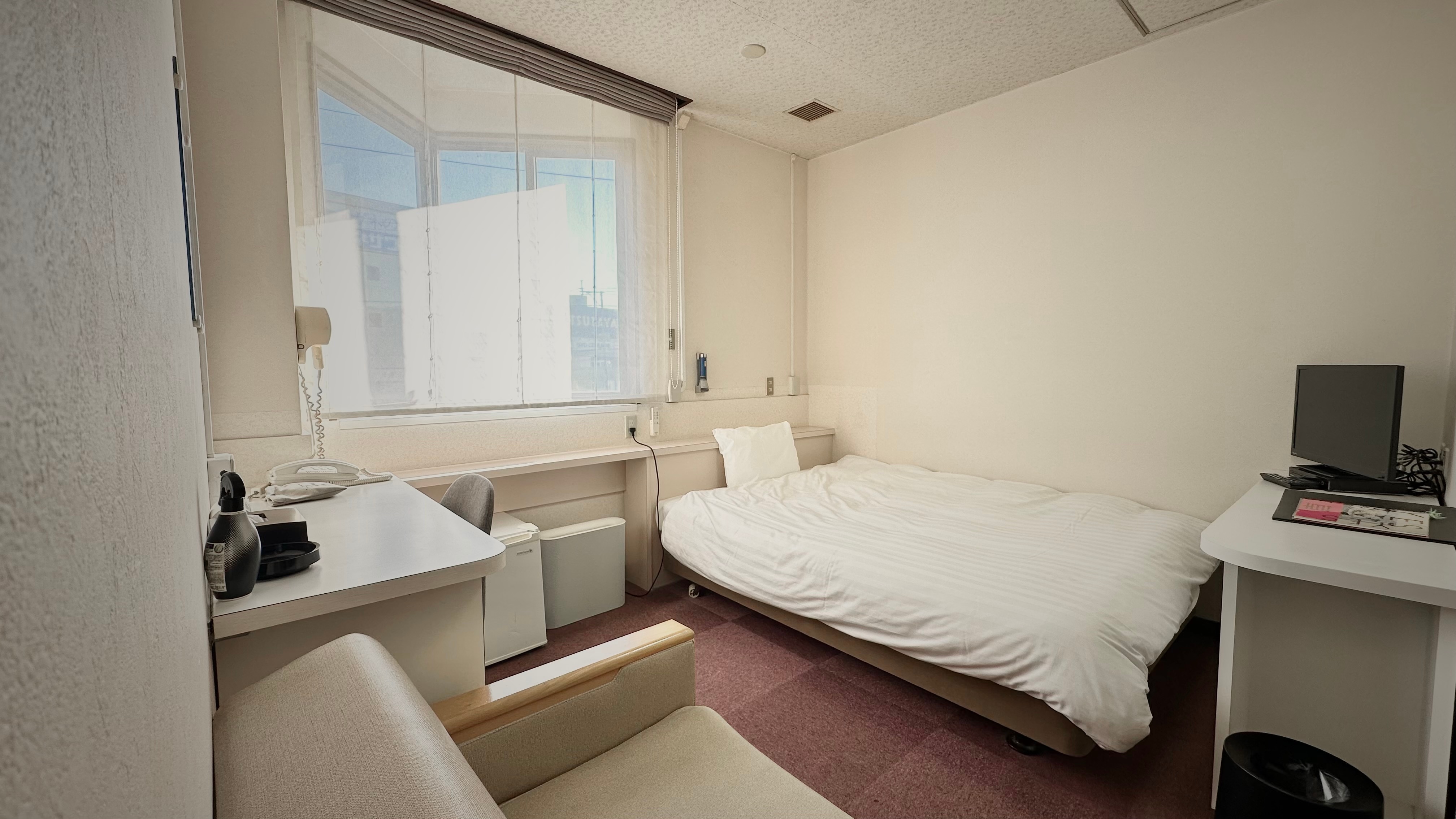 An example of a classic smoking single room