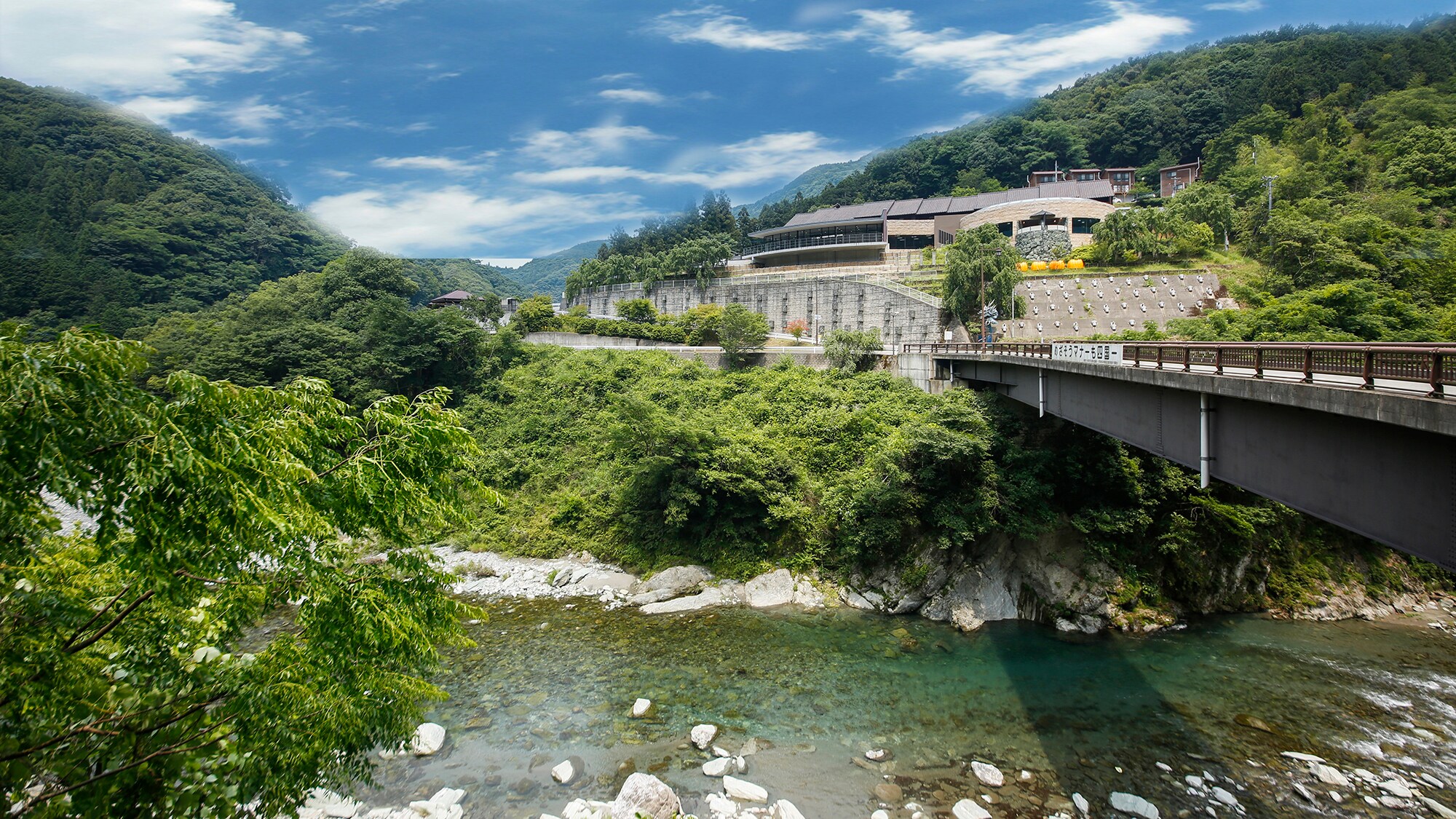 [Exterior] Located near the Anabuki River, the cleanest river in Japan. The environment is quiet and surrounded by nature.