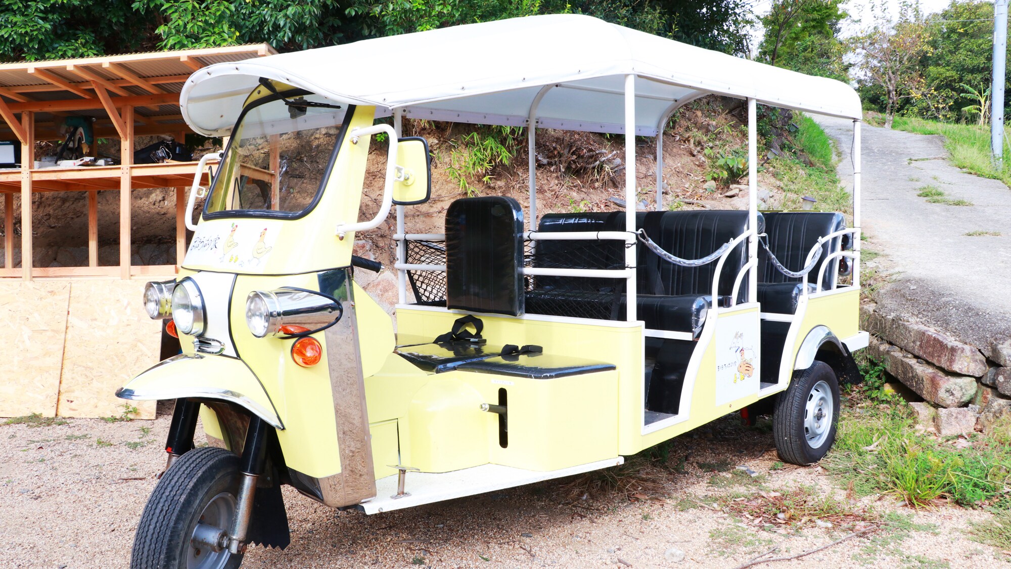 [Tuk-tuk]