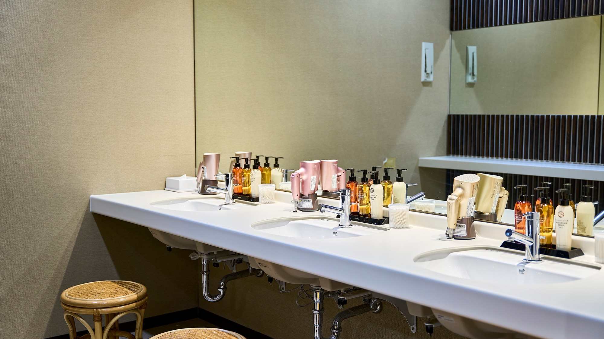 [ห้องอาบน้ำ/ห้องเปลี่ยนเสื้อผ้าหญิง] พร้อมสิ่งอำนวยความสะดวกครบครัน ทั้งโลชั่น โลชั่นน้ำนม และไดร์เป่าผม