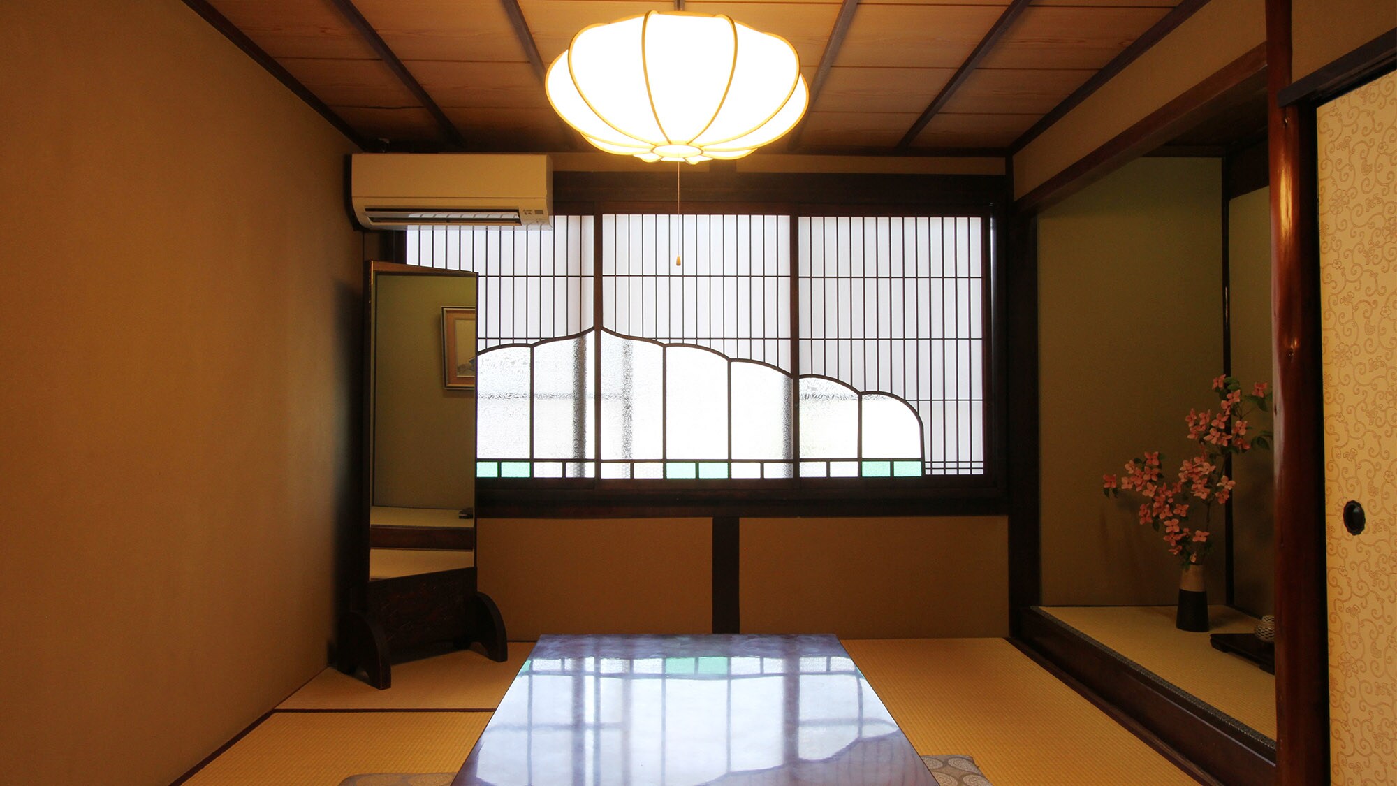 ・ 2F Japanese-style room: A calm room with antique glass and a makeup mirror