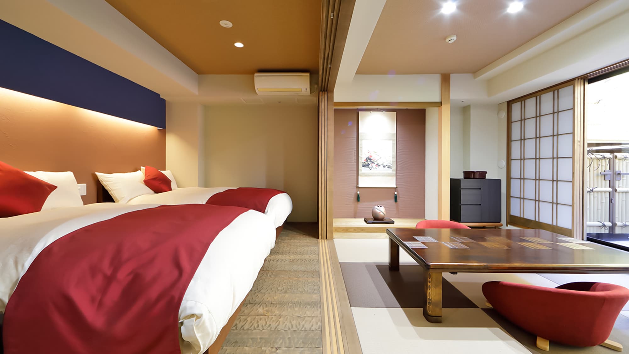 Contoh kamar tamu dengan pemandian terbuka bergaya Jepang modern. Bersantailah di kamar bergaya Jepang dan selamat malam di tempat tidur.