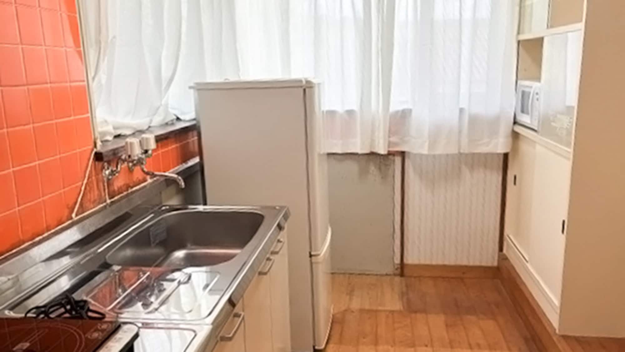 ・【房間 1：廚房】我們提供電磁爐、冰箱、微波爐、烹飪用具、餐具等。