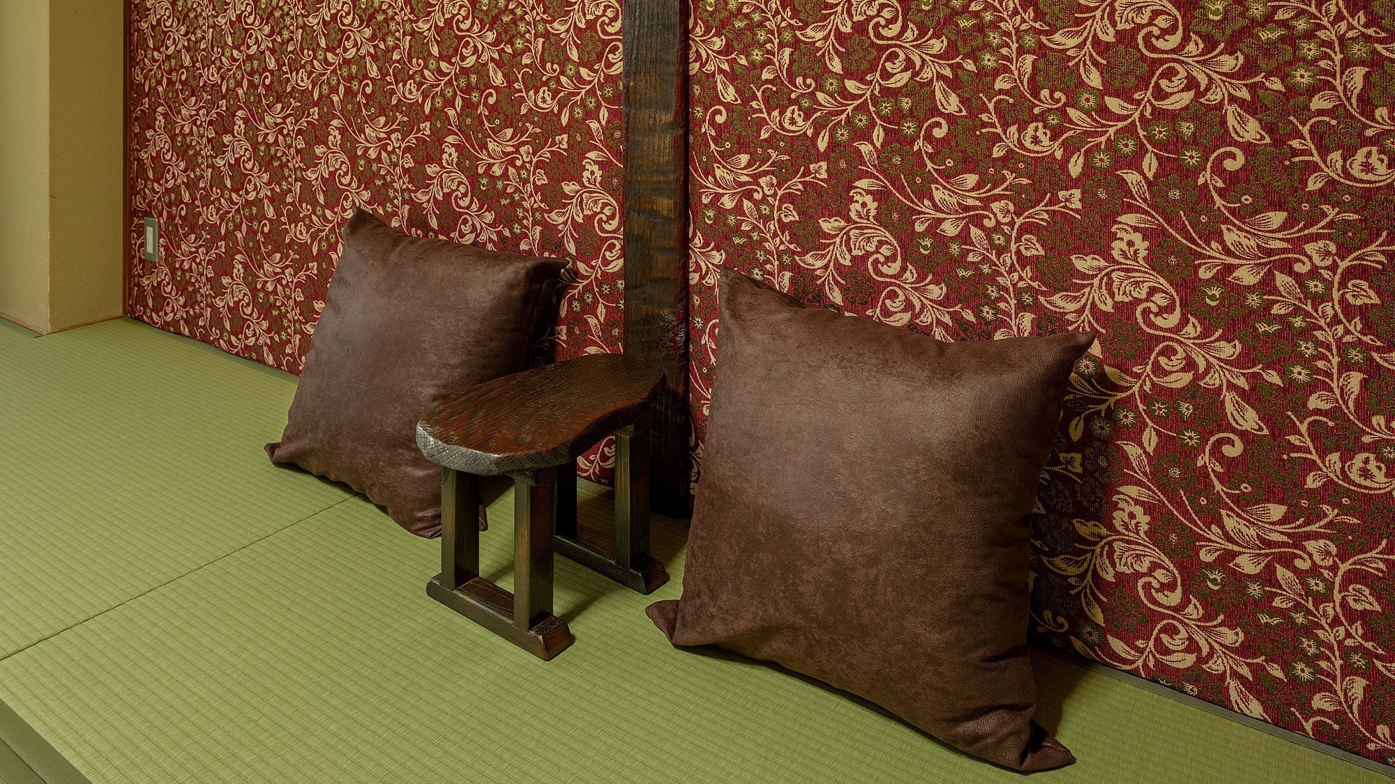 An example of a "modern Japanese-style room". The walls are cushioned, so it is recommended to lean on and stretch your legs ♪